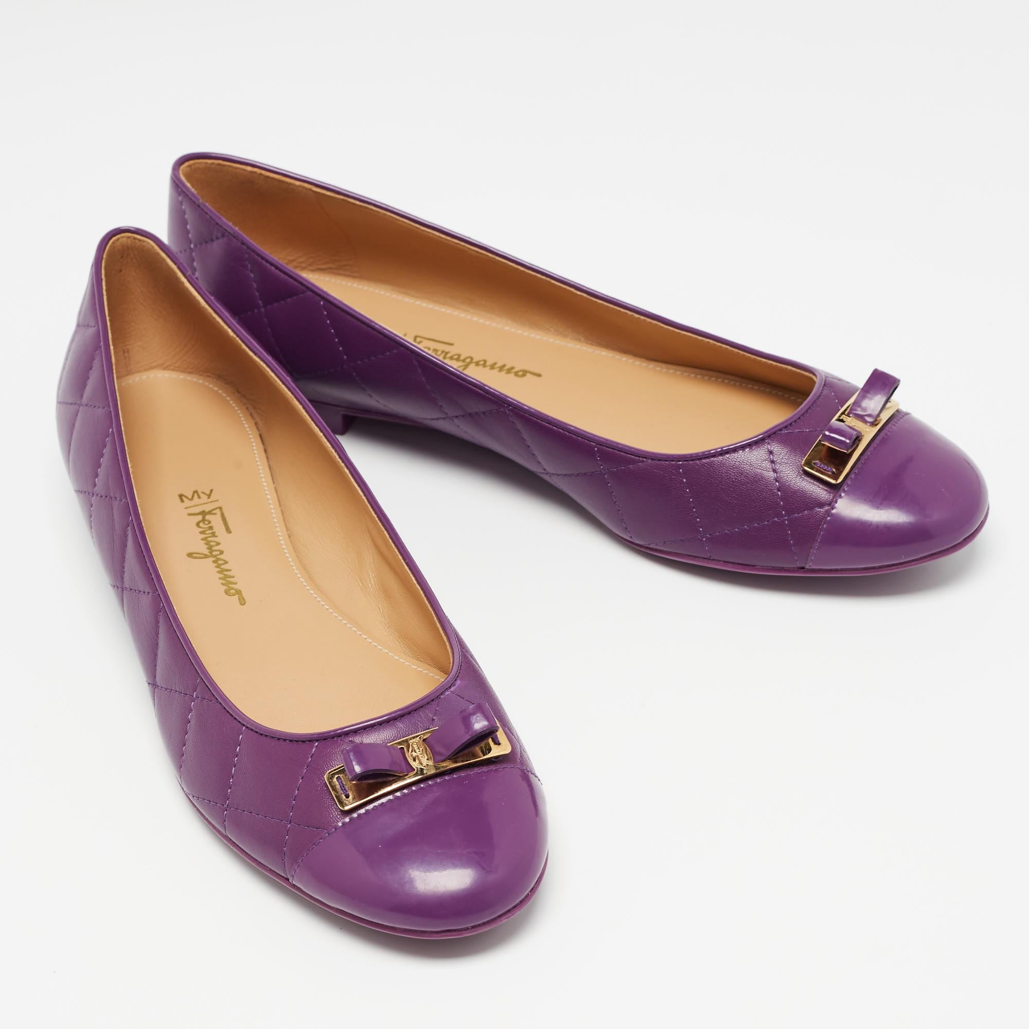 Salvatore Ferragamo Purple Quilted Patent and Leather Bow Ballet Flats Size 40.5 In Good Condition For Sale In Dubai, Al Qouz 2