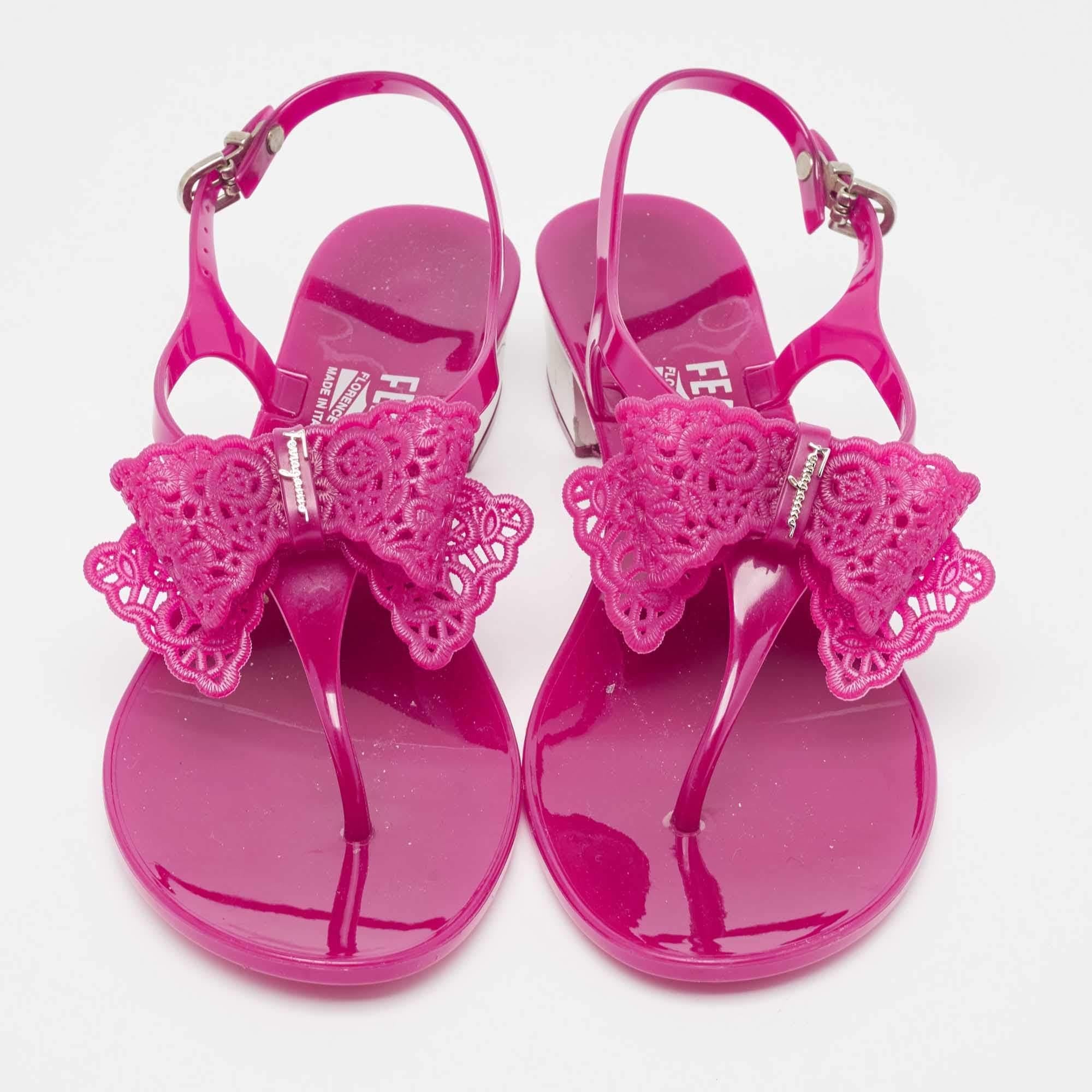 Salvatore Ferragamo Purple Rubber Perala Thong Sandals Size 36.5 In Good Condition For Sale In Dubai, Al Qouz 2