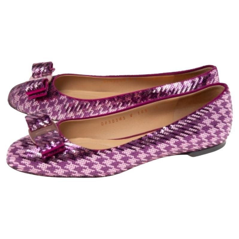 Ces ballerines de Salvatore Ferragamo sont confortables et chics pour être assorties à tout, d'une robe chemise à un jean skinny. Confectionnées en paillettes, elles présentent des bouts ronds et le nœud Varina signature sur l'empeigne. Elles sont