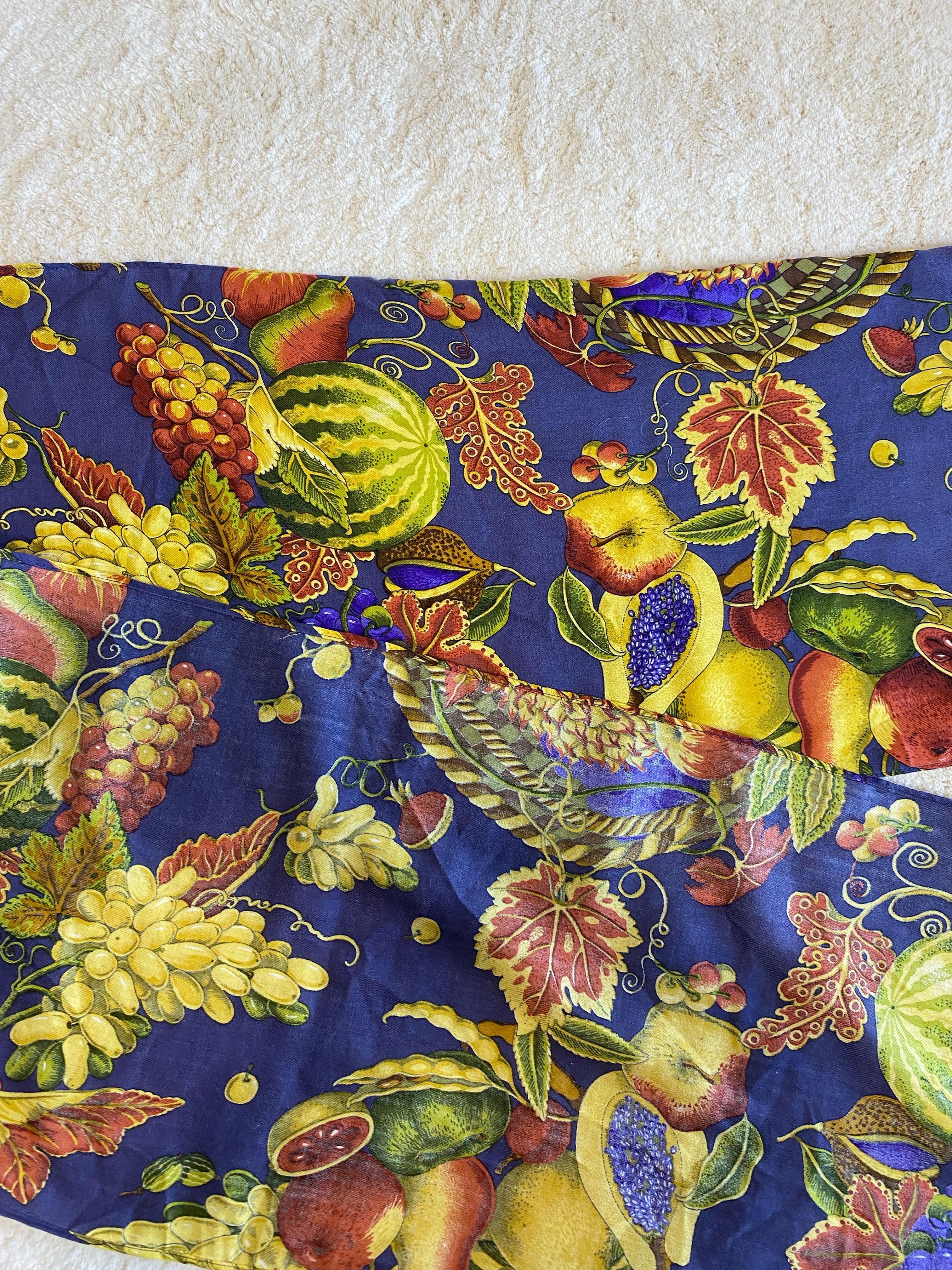 Femenino o masculino Estola púrpura Salvatore Ferragamo con motivos frutales. en venta