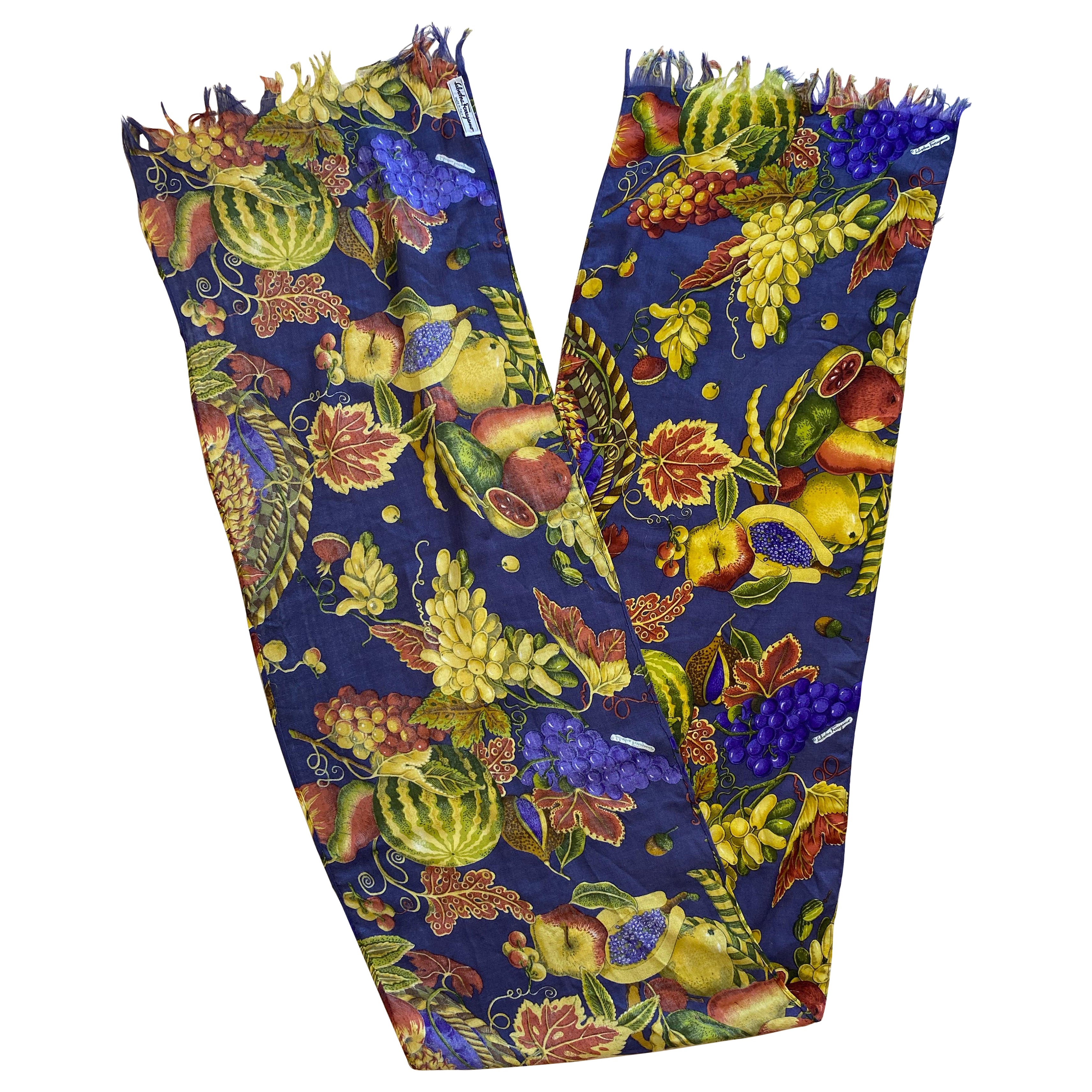 Étole violette de Salvatore Ferragamo avec motif de fruits.