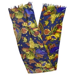 Étole violette de Salvatore Ferragamo avec motif de fruits.