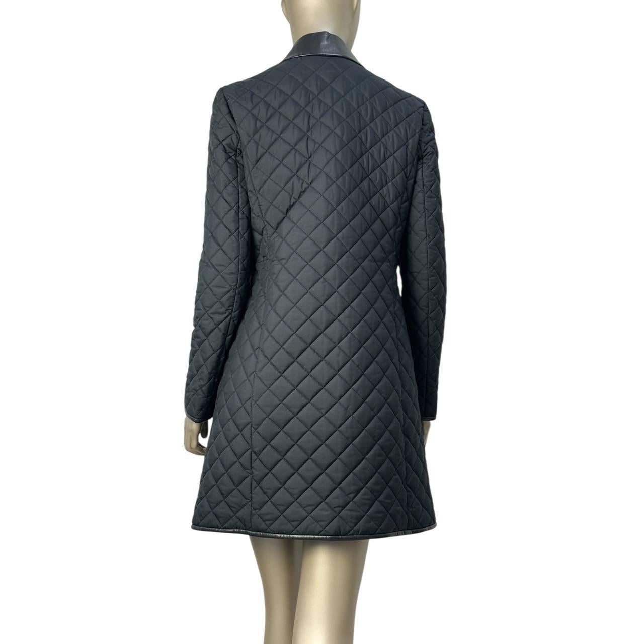 Eleva il tuo guardaroba con questo splendido cappotto trapuntato di Salvatore Ferragamo. Questo cappotto presenta la tipica Silhouette Ferragamo, arricchita da un colletto in vera pelle e dall'iconica chiusura.
Realizzato con materiali pregiati,
