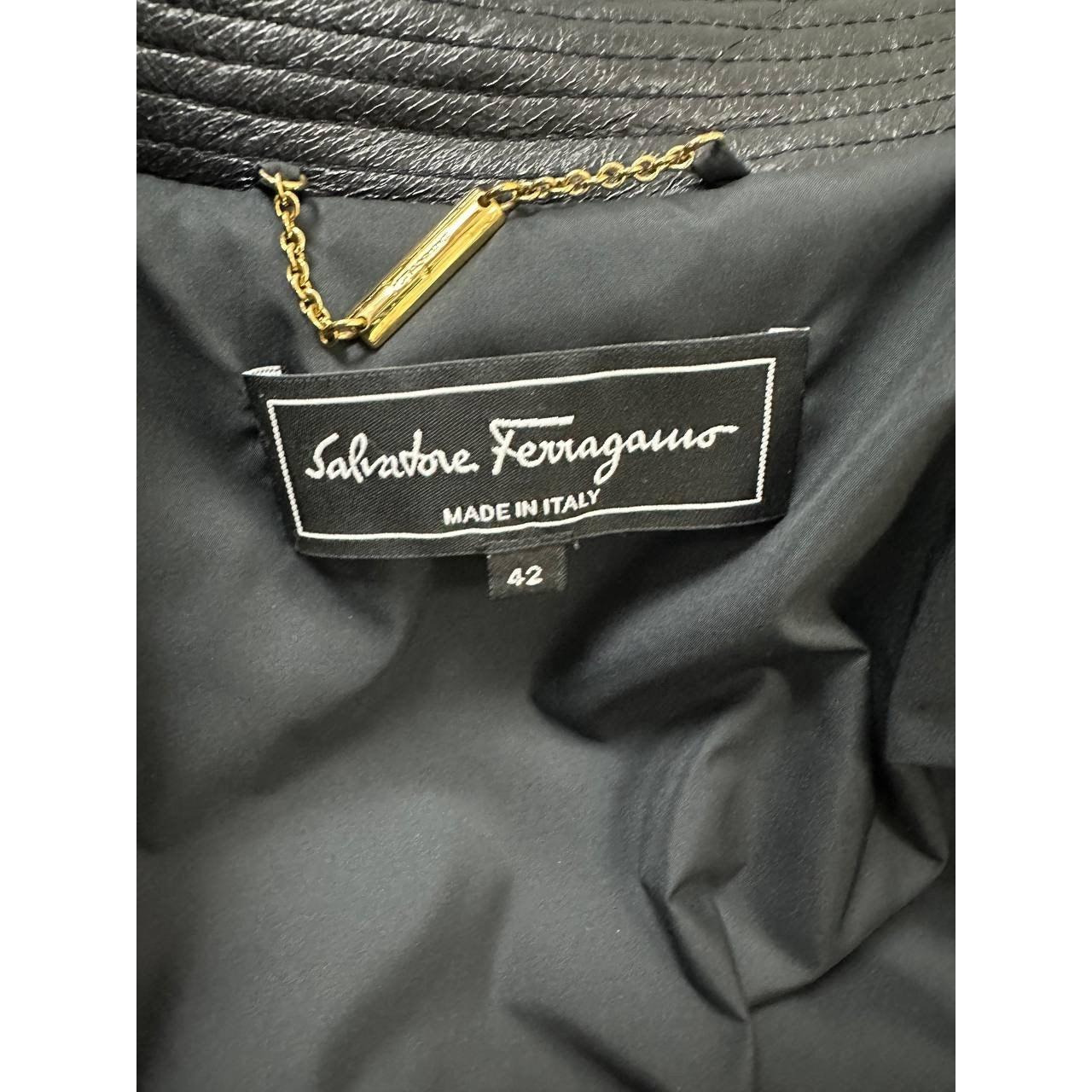 Salvatore Ferragamo Cappotto trapuntato con colletto in pelle Sz.42 In condizioni ottime in vendita a Krakow, PL