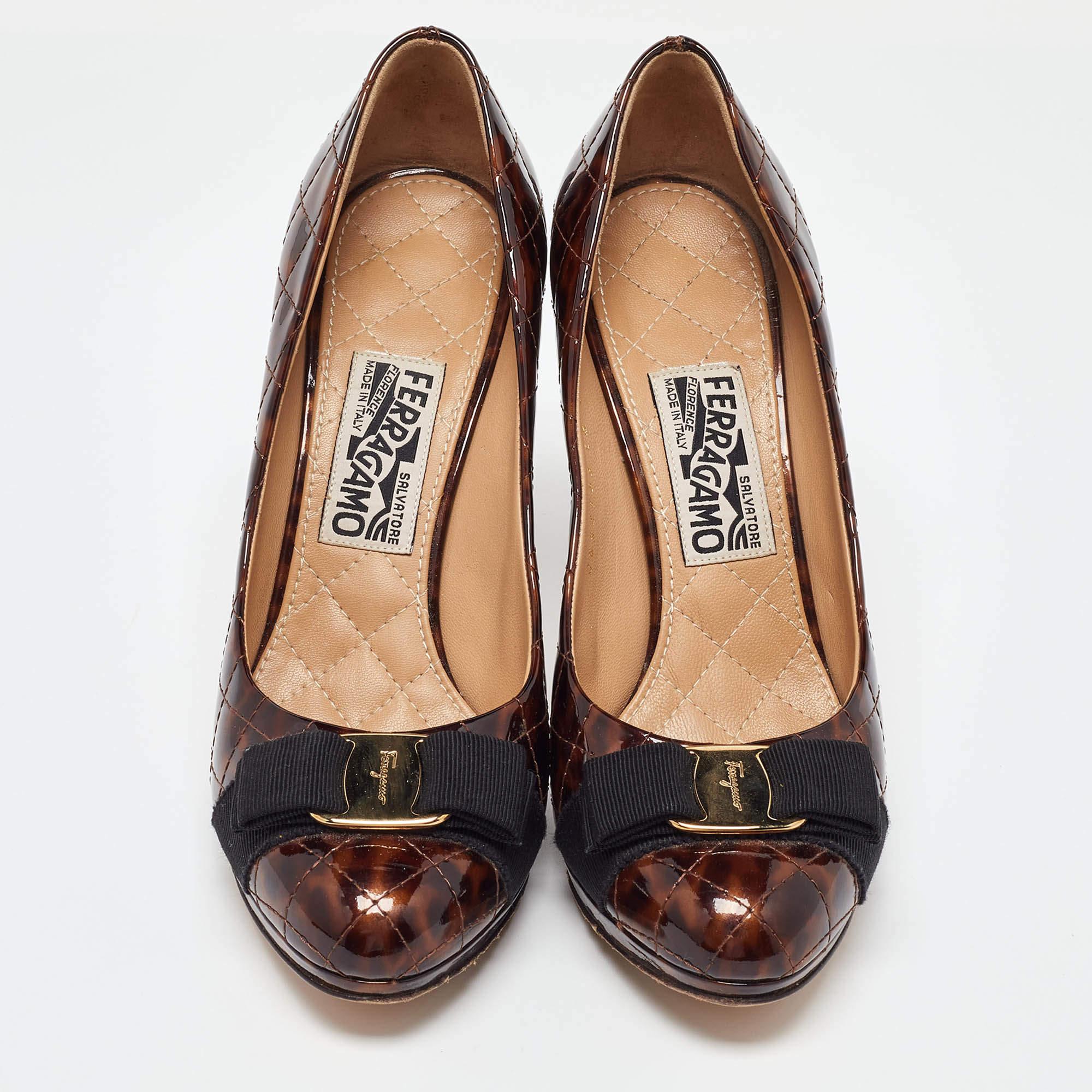 Noir Salvatore Ferragamo escarpins Vara à plateforme en cuir verni matelassé avec nœud, taille 38,5 en vente