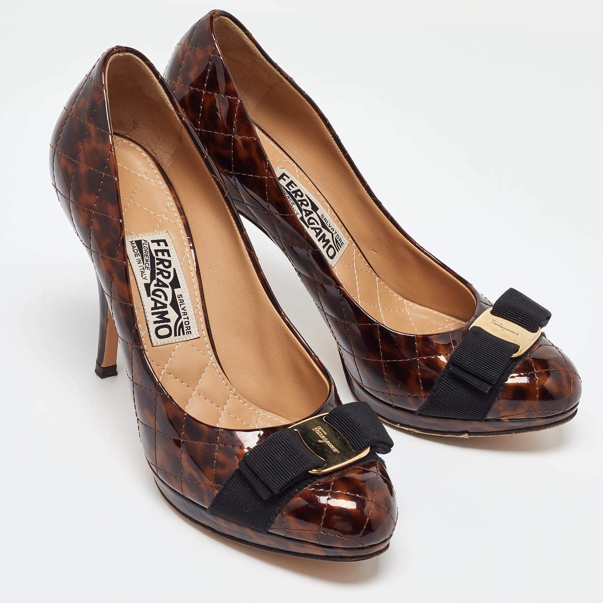 Salvatore Ferragamo escarpins Vara à plateforme en cuir verni matelassé avec nœud, taille 38,5 Bon état - En vente à Dubai, Al Qouz 2