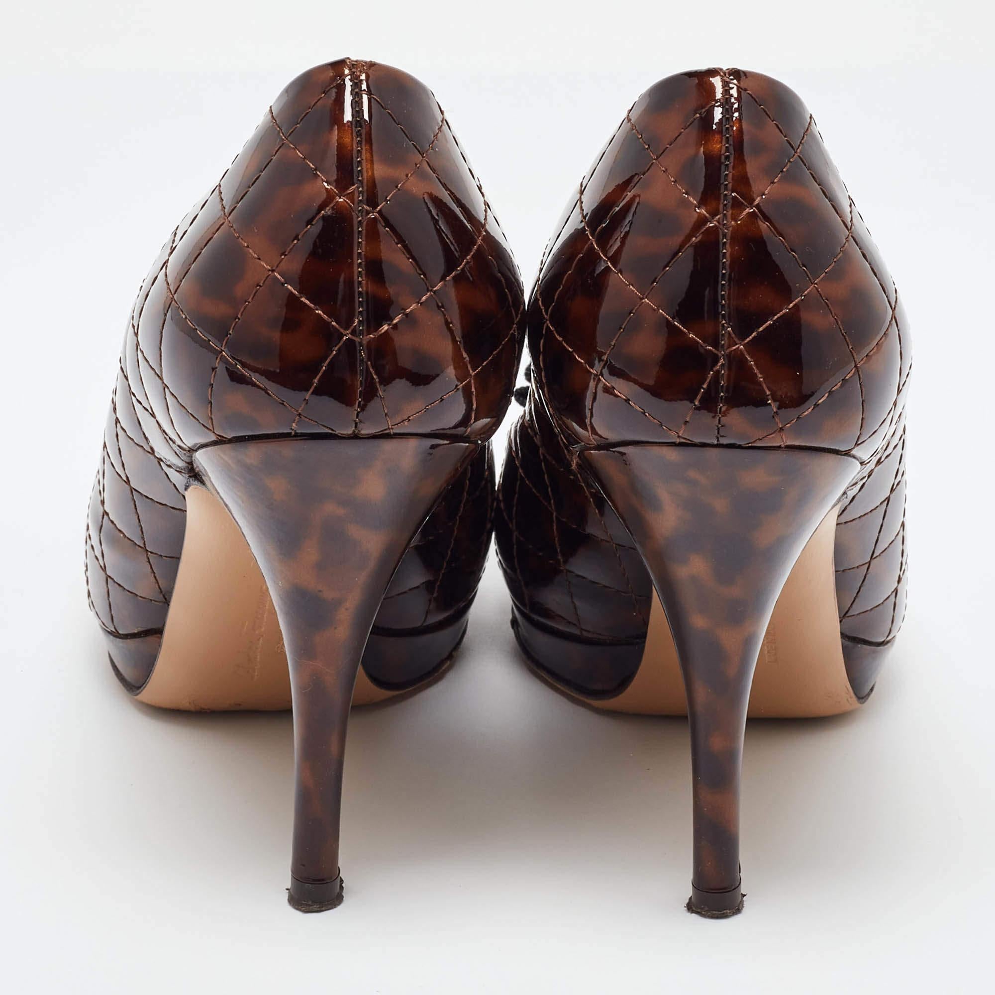 Salvatore Ferragamo escarpins Vara à plateforme en cuir verni matelassé avec nœud, taille 38,5 Pour femmes en vente