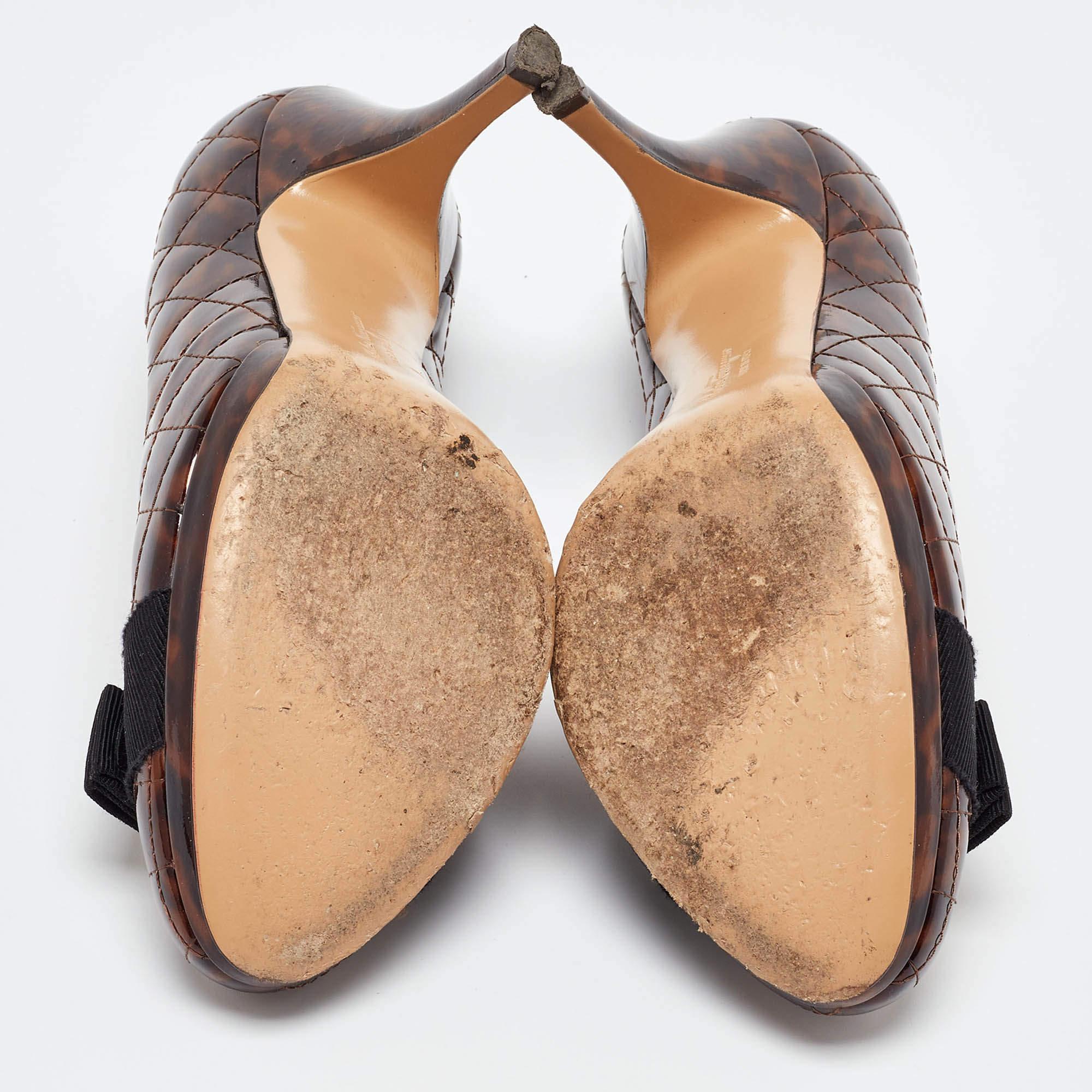 Salvatore Ferragamo escarpins Vara à plateforme en cuir verni matelassé avec nœud, taille 38,5 en vente 1