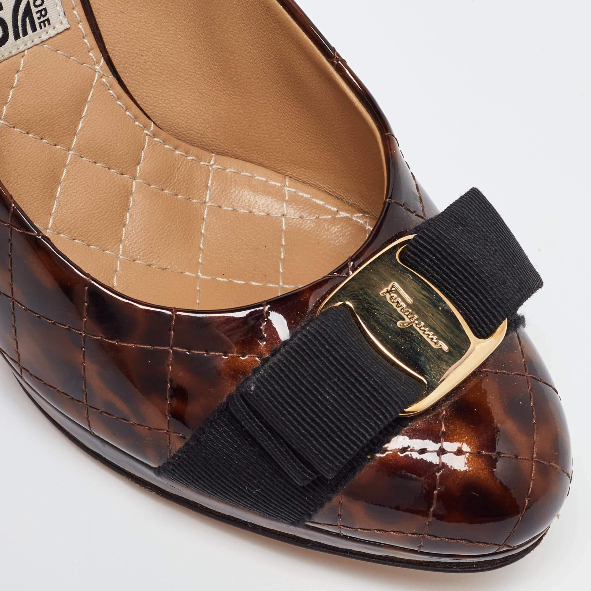Salvatore Ferragamo escarpins Vara à plateforme en cuir verni matelassé avec nœud, taille 38,5 en vente 2