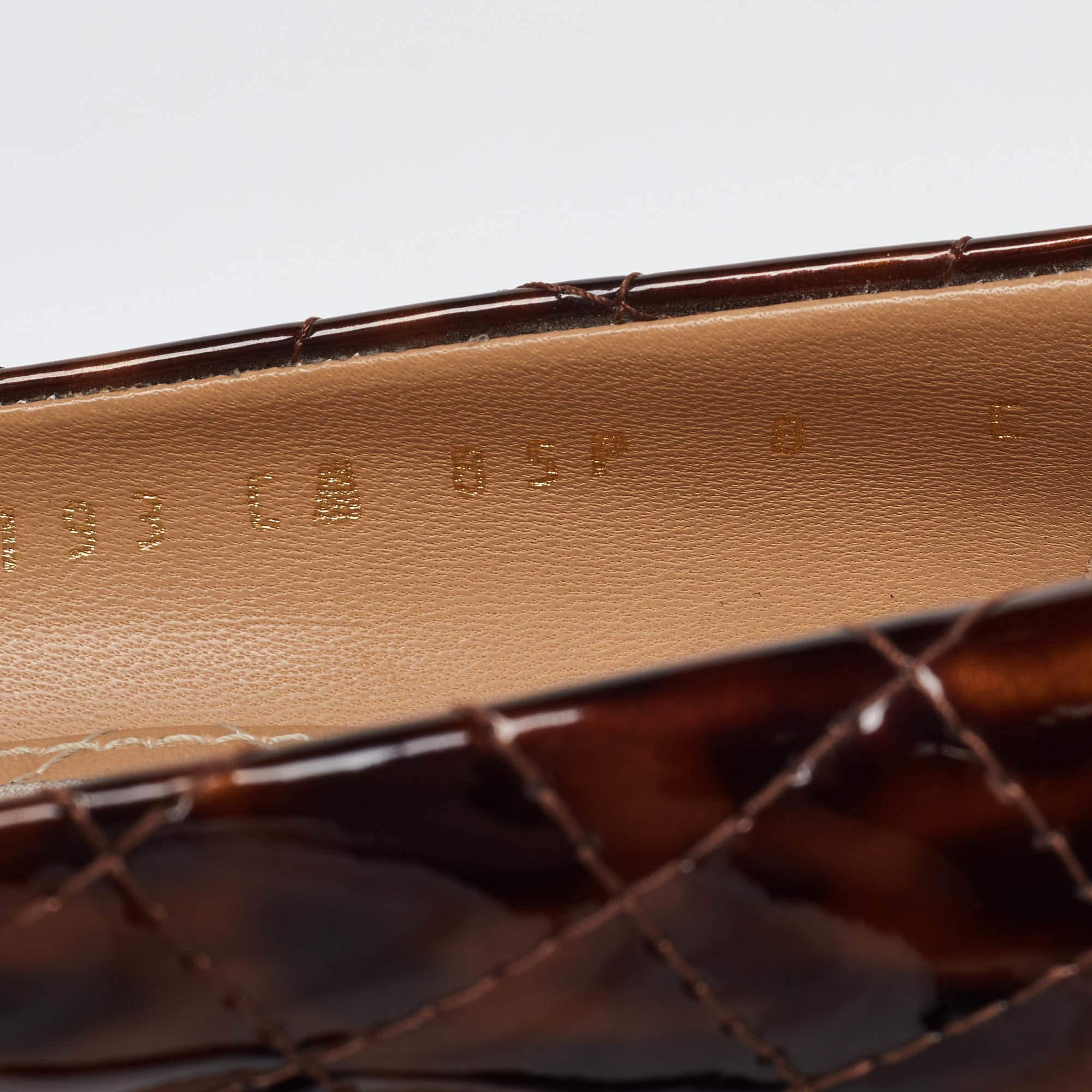 Salvatore Ferragamo escarpins Vara à plateforme en cuir verni matelassé avec nœud, taille 38,5 en vente 3