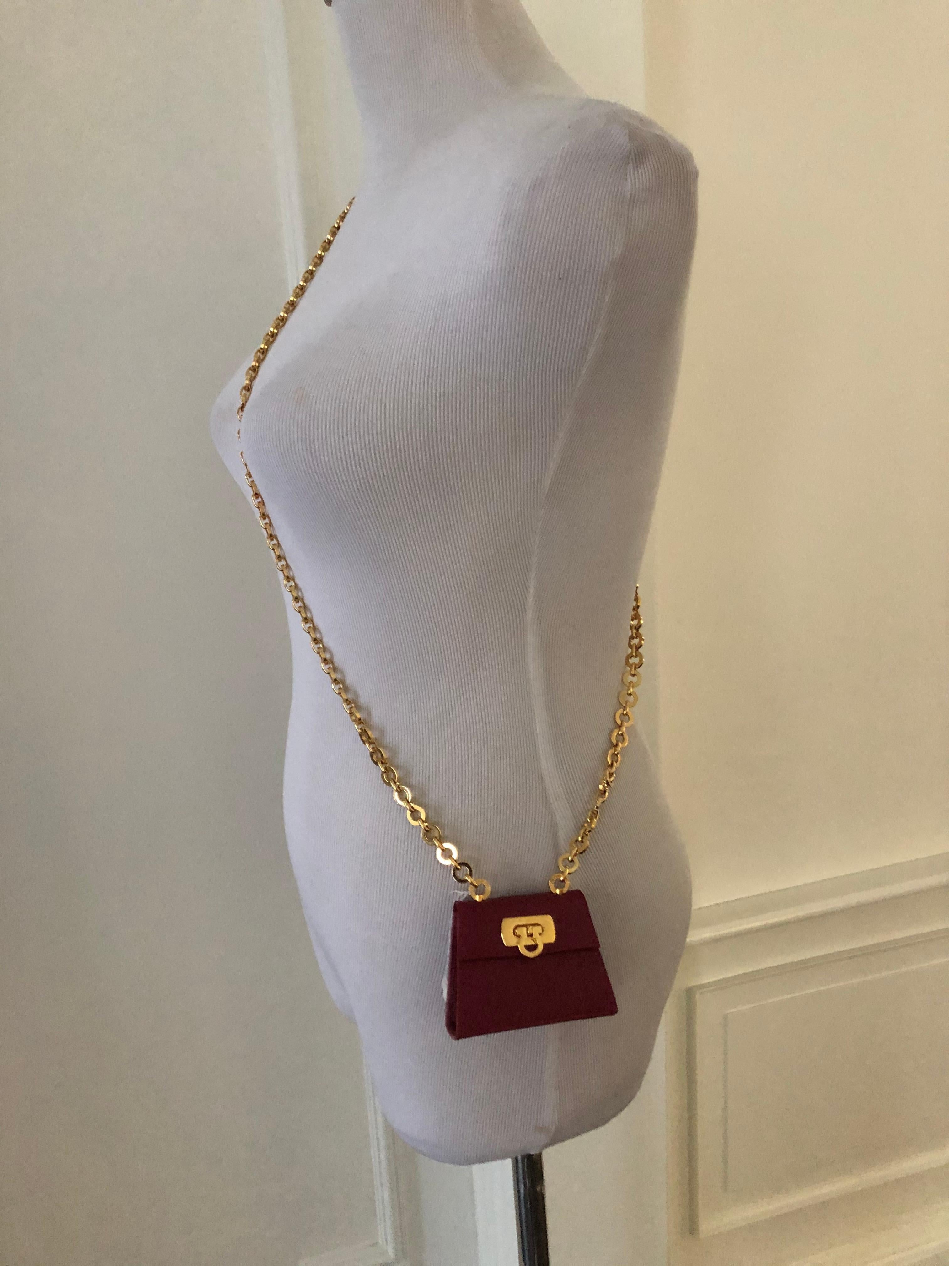 Excellent, never worn red leather mini chain bag.
Foldover top with gold plated metal.Flip lock closure.
Can be worn as a necklace, belt or cross body.
Measurements
Chain drop 211/2