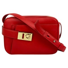 Salvatore Ferragamo Bolsa de piel roja Archive Gancini Camera Crossbody rt $1690