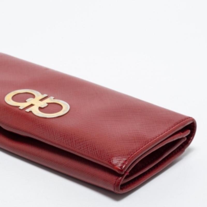 Portafoglio continentale doppio Gancio in pelle rossa di Salvatore Ferragamo In condizioni discrete in vendita a Dubai, Al Qouz 2