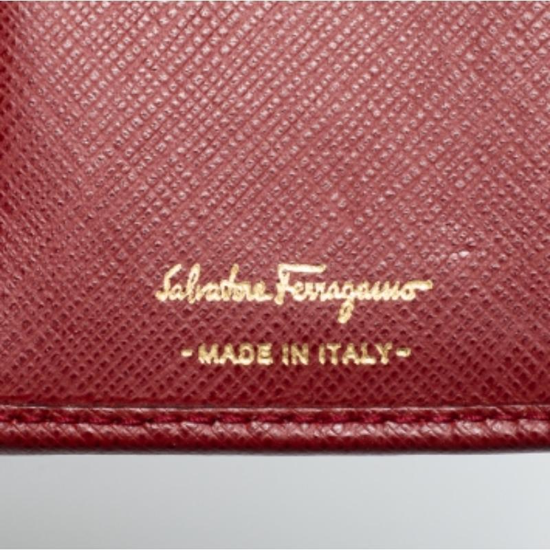 Portafoglio continentale doppio Gancio in pelle rossa di Salvatore Ferragamo in vendita 1