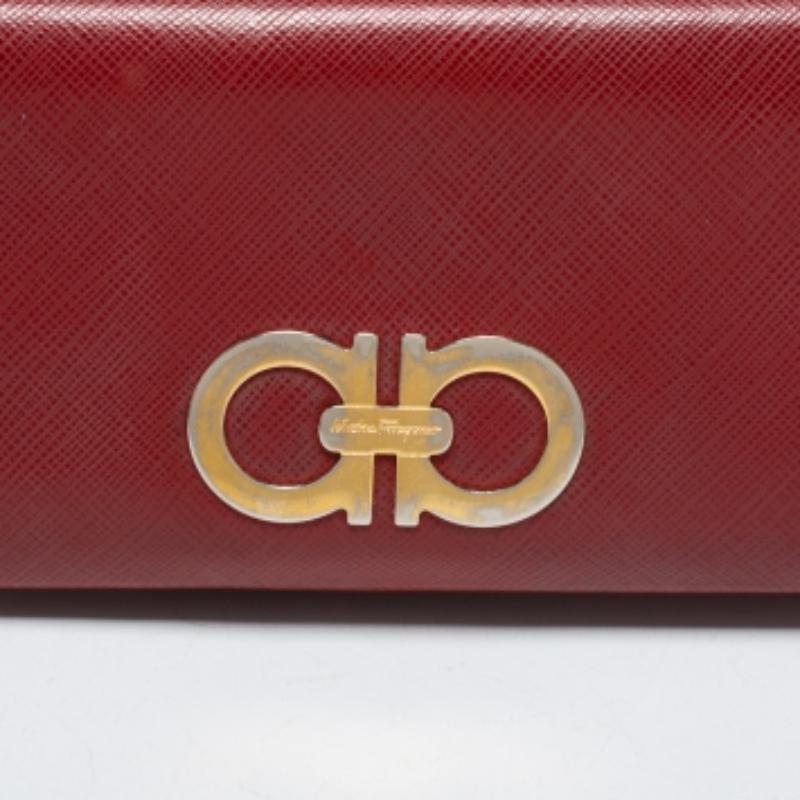 Portafoglio continentale doppio Gancio in pelle rossa di Salvatore Ferragamo in vendita 4