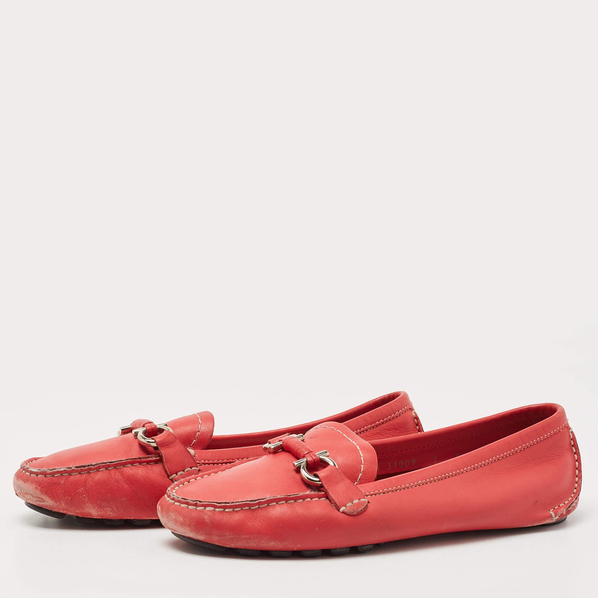 Pratique  à la mode  et durables - ces mocassins Salvatore Ferragamo pour femmes sont soigneusement conçus pour accompagner votre style de tous les jours. Ils sont fabriqués à l'aide des meilleurs matériaux pour être un achat de premier ordre.