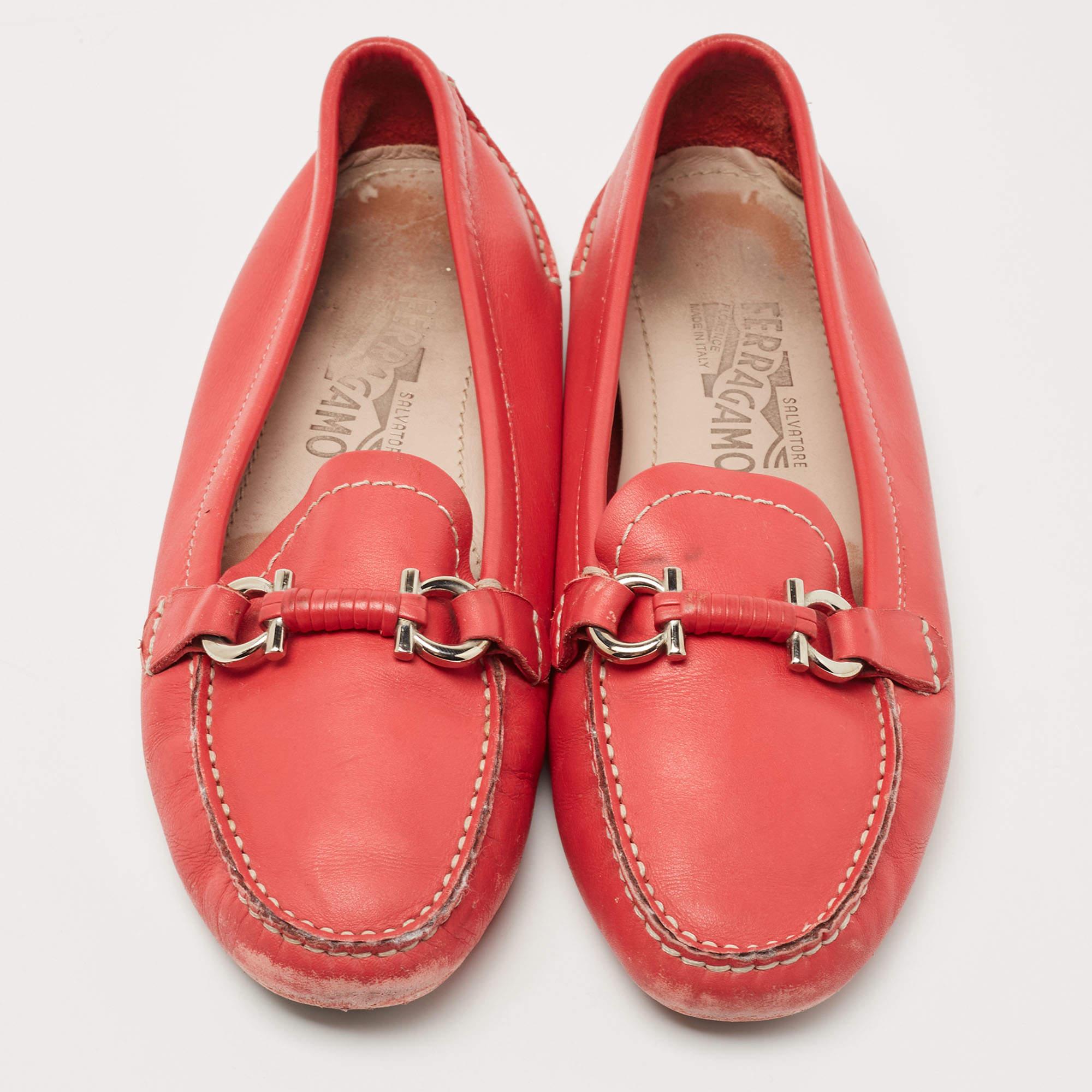 Orange Salvatore Ferragamo Mocassins Gancini en cuir rouge taille 37,5 en vente