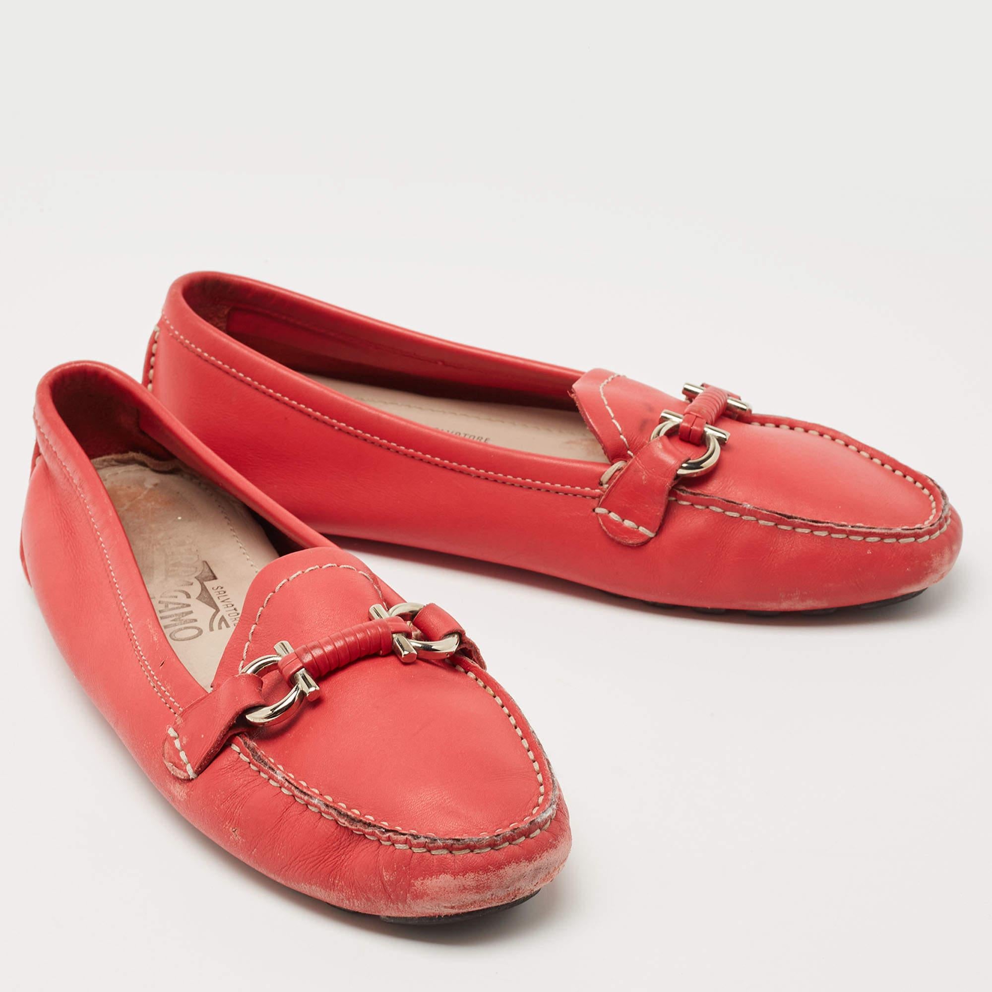 Salvatore Ferragamo Mocassins Gancini en cuir rouge taille 37,5 État moyen - En vente à Dubai, Al Qouz 2