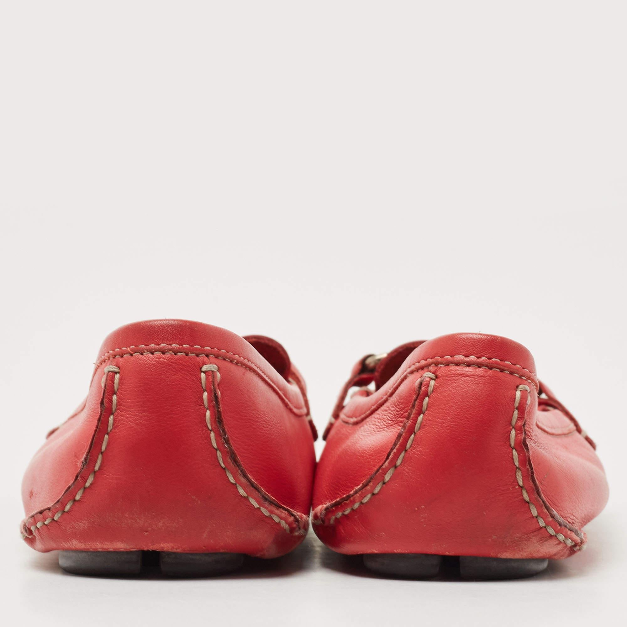 Salvatore Ferragamo Mocassins Gancini en cuir rouge taille 37,5 Pour femmes en vente