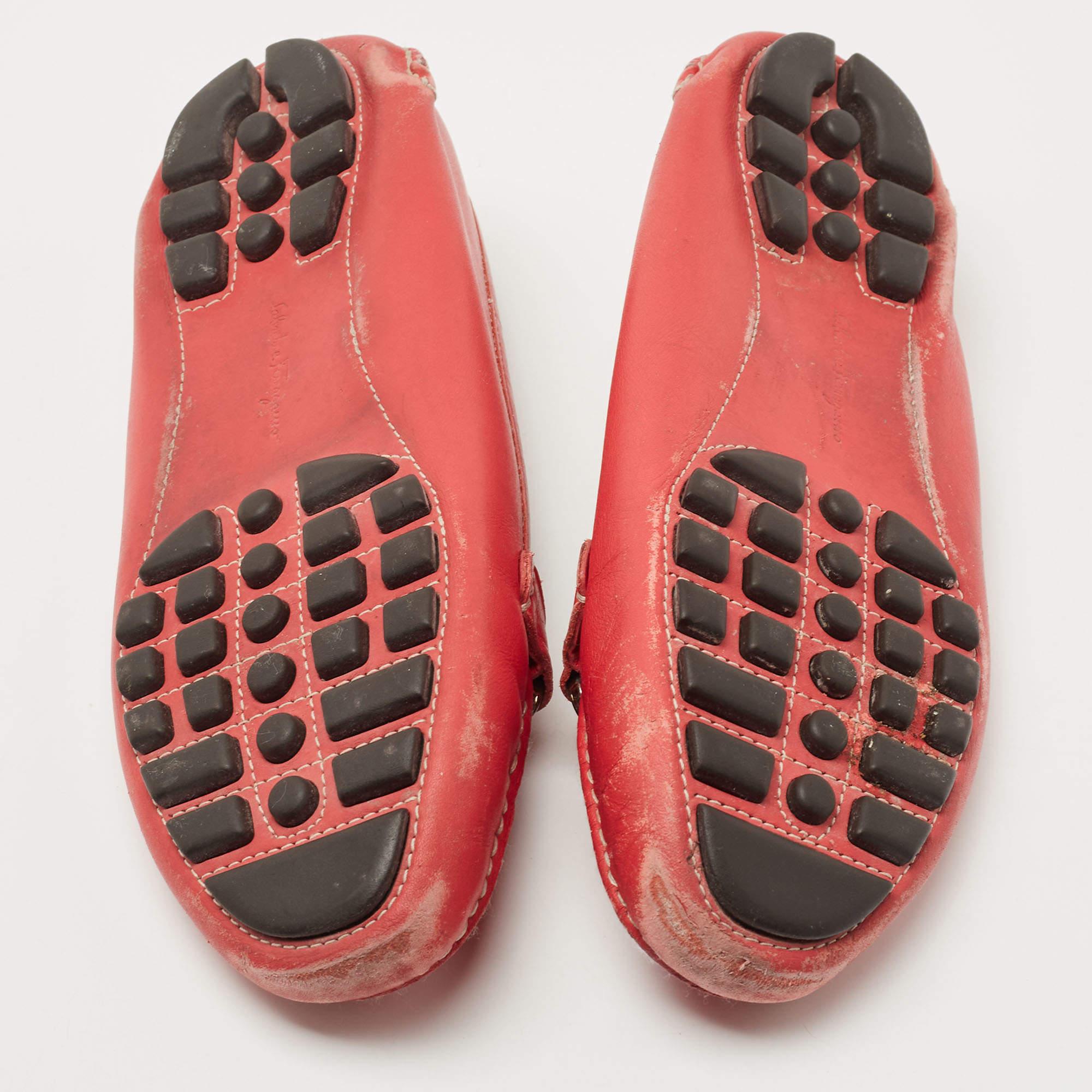 Salvatore Ferragamo Mocassins Gancini en cuir rouge taille 37,5 en vente 1
