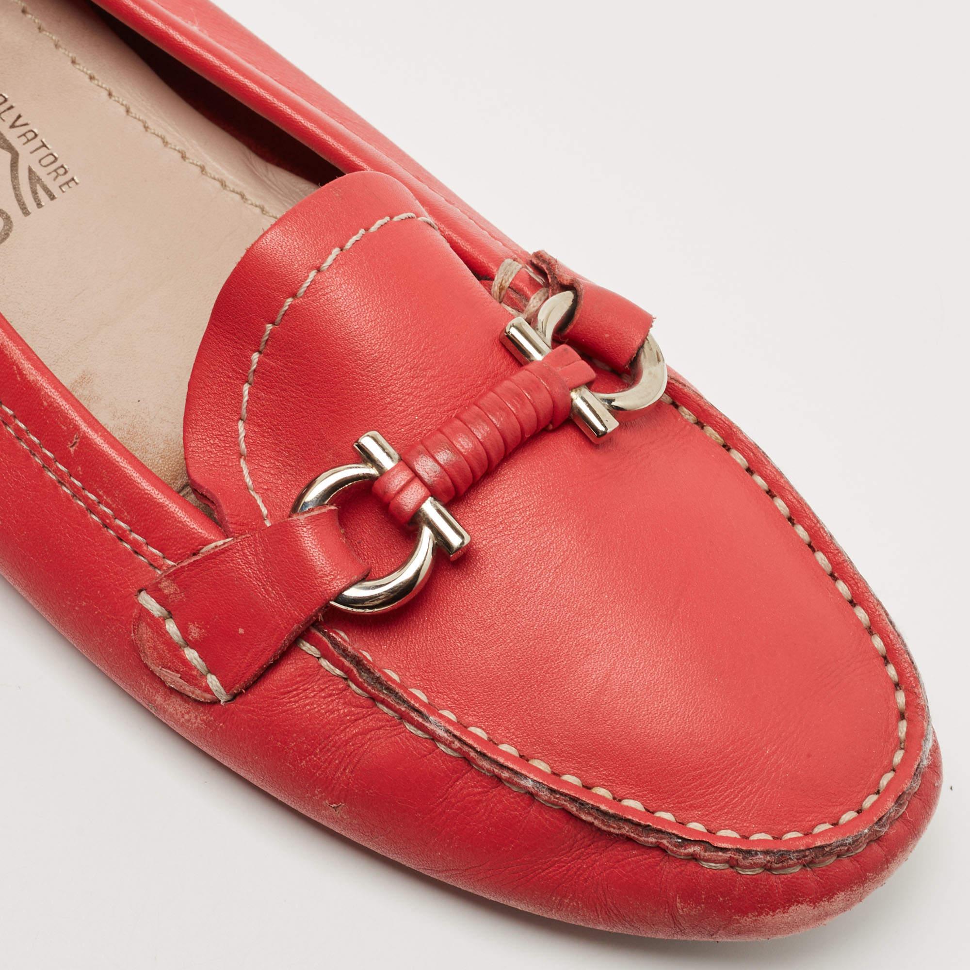 Salvatore Ferragamo Mocassins Gancini en cuir rouge taille 37,5 en vente 2