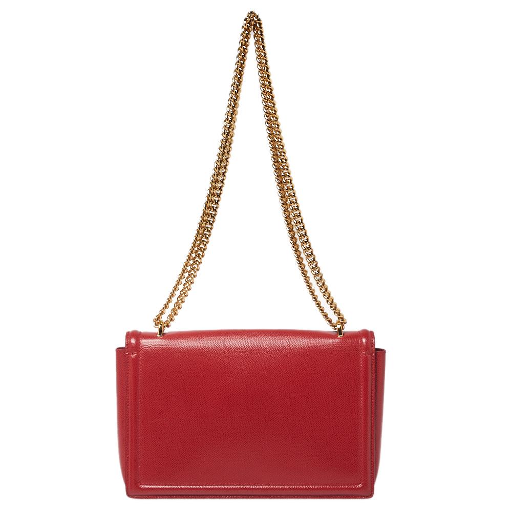 This lovely shoulder bag comes from the house of Salvatore Ferragamo. Crafted from quality leather in Italy, it comes in a lovely shade of red. It is styled with the signature Vara bow on the front flap that opens to a leather-lined interior. It is