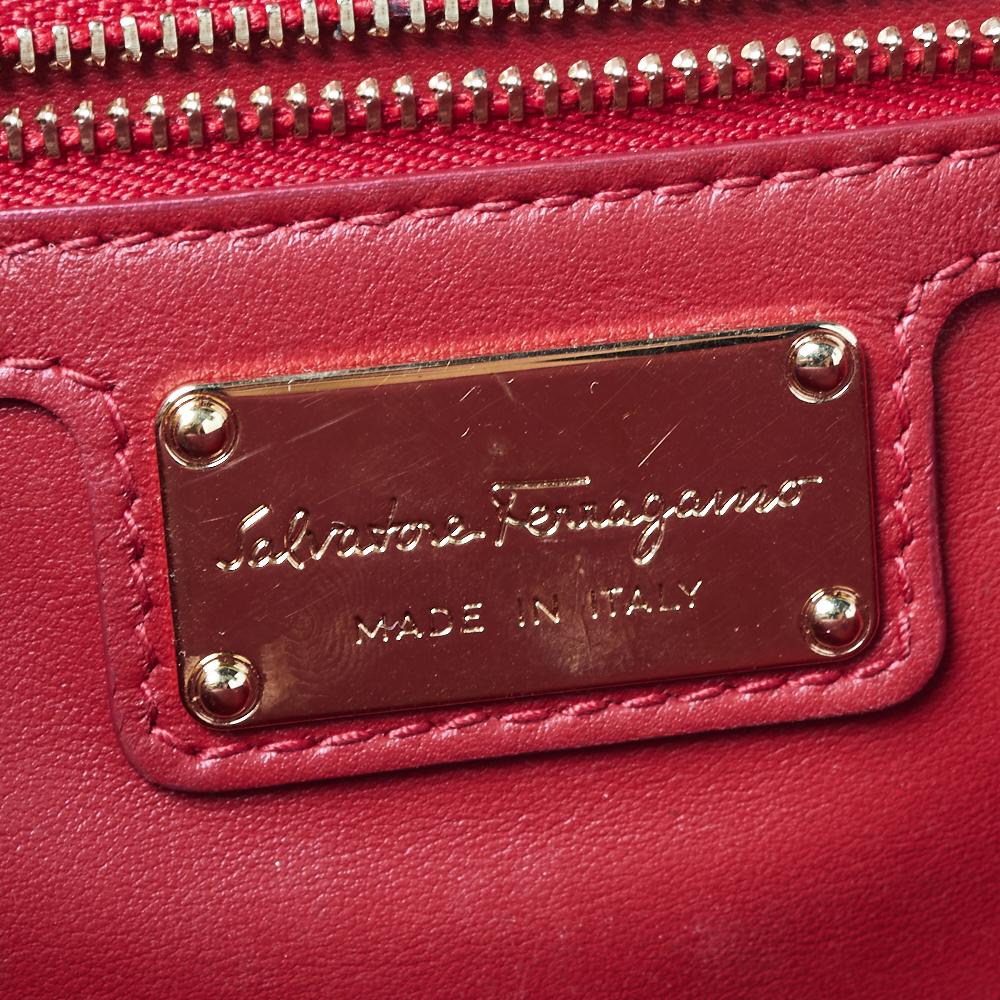 Salvatore Ferragamo Red Leather Ginny Shoulder Bag In Good Condition In Dubai, Al Qouz 2