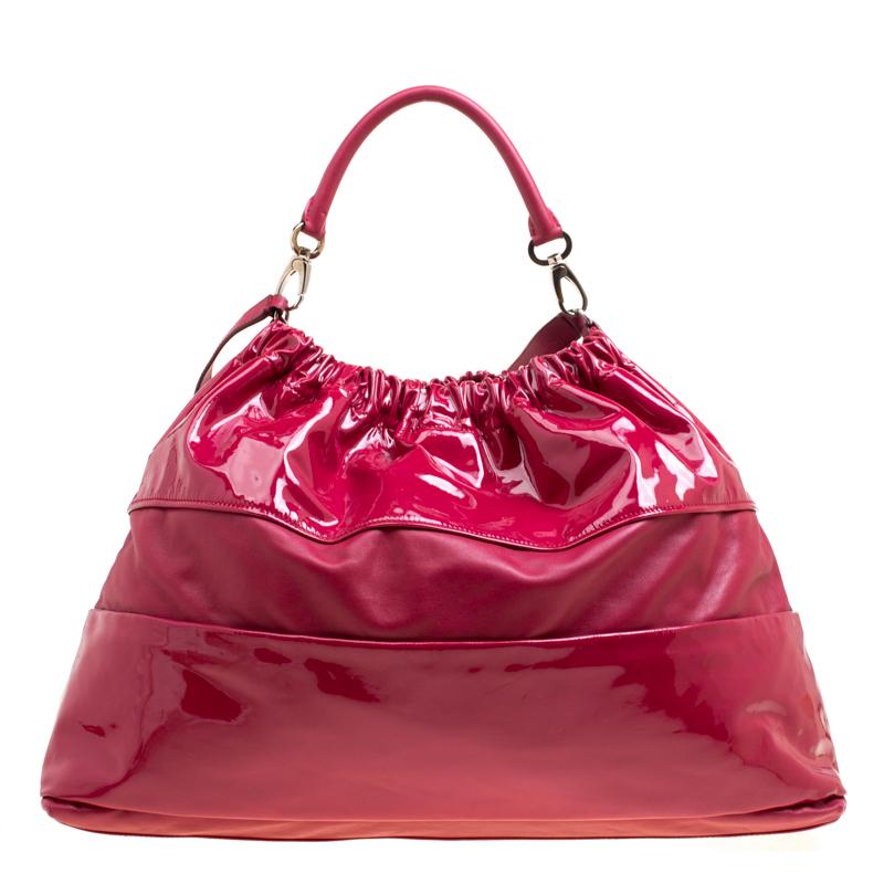 Make everyone nod in approval when you step out swaying this Salvatore Ferragamo hobo. It has been crafted from red leather and detailed with a bow on the front. The bag has fabric interiors that are well-sized to carry your belongings and it is