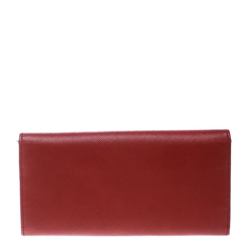 Crafted from leather, this red Salvatore Ferragamo wallet has a lovely style. It has been designed with a flap that reveals an interior of slots and a zip compartment. The sweet Vara bow on the front adds to its beauty and makes it a worthy
