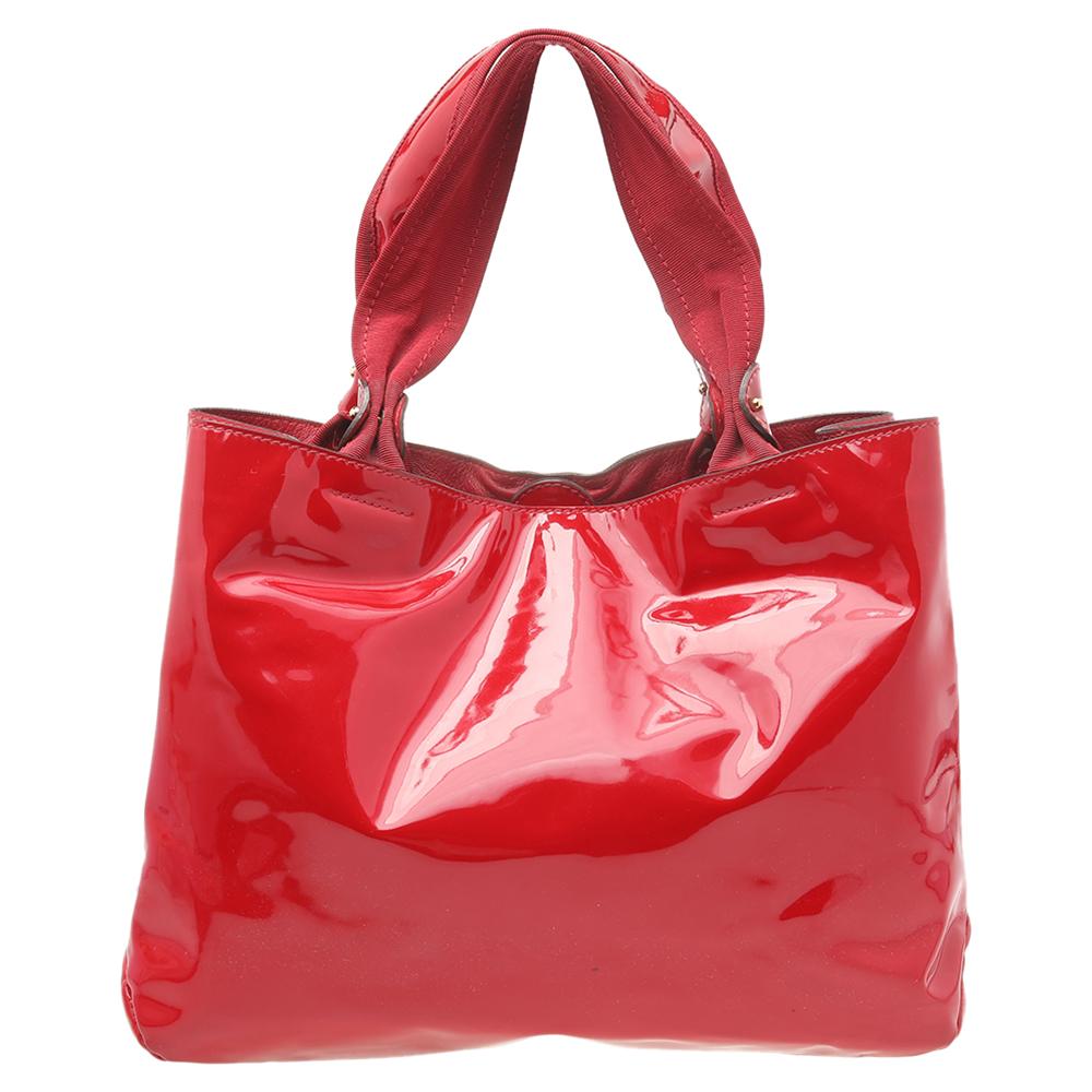 From the House of Salvatore Ferragamo, this Miss Vara Selene tote exudes poise and opulence royally. It has been crafted using red patent leather on the exterior, which grants it a memorable appearance. The front is adorned with the signature Vara