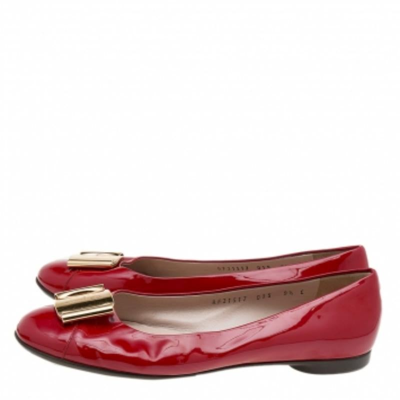 Bringen Sie einen Hauch von Rot in Ihr Ensemble mit diesen Sun Ballet Flats von Salvatore Ferragamo. Sie sind aus rotem Lackleder gefertigt und mit einem goldfarbenen Logo-Akzent an der Fußspitze versehen. Sie lassen sich leicht anziehen.