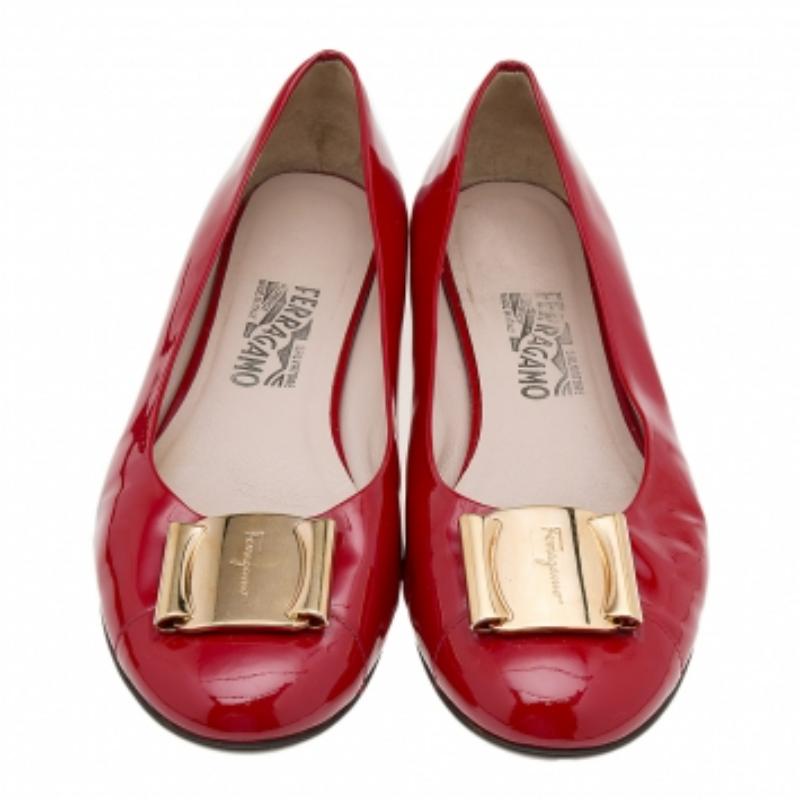 Salvatore Ferragamo Rote Sonnenballettschuhe aus Lackleder Größe 40 im Zustand „Gut“ im Angebot in Dubai, Al Qouz 2