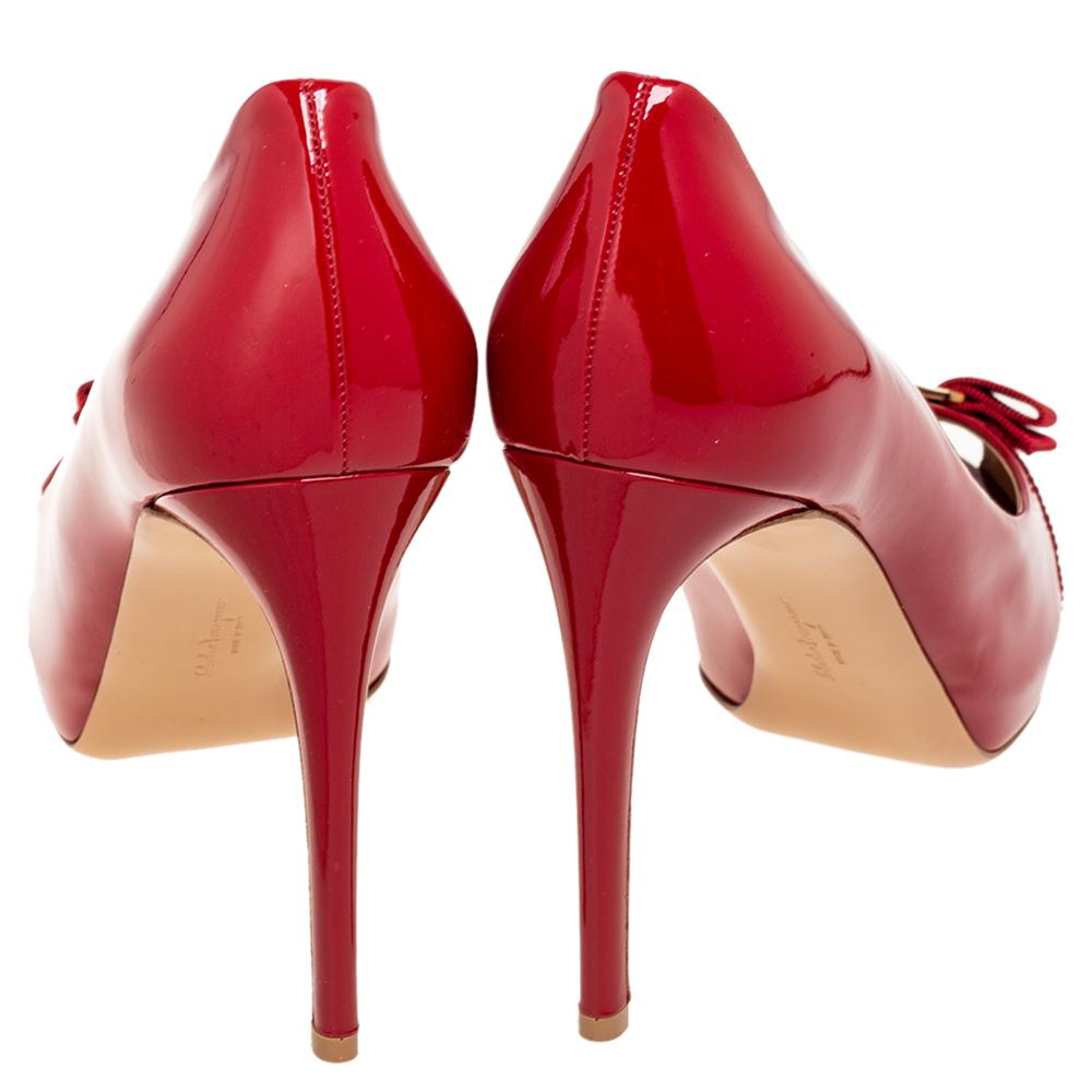 Salvatore Ferragamo Red Patent Leather Vara Bow Peep-Toe Pumps Size 41 In New Condition In Dubai, Al Qouz 2