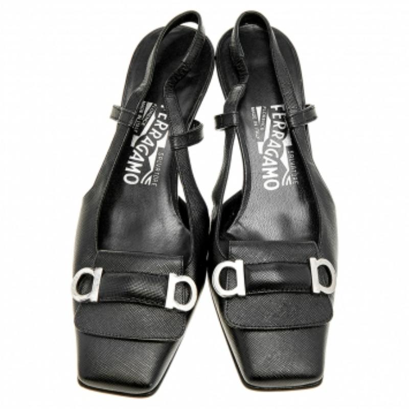Salvatore Ferragamo Saffiano Lederschnalle Detail Slingback-Sandalen Größe 36,5 (Schwarz) im Angebot