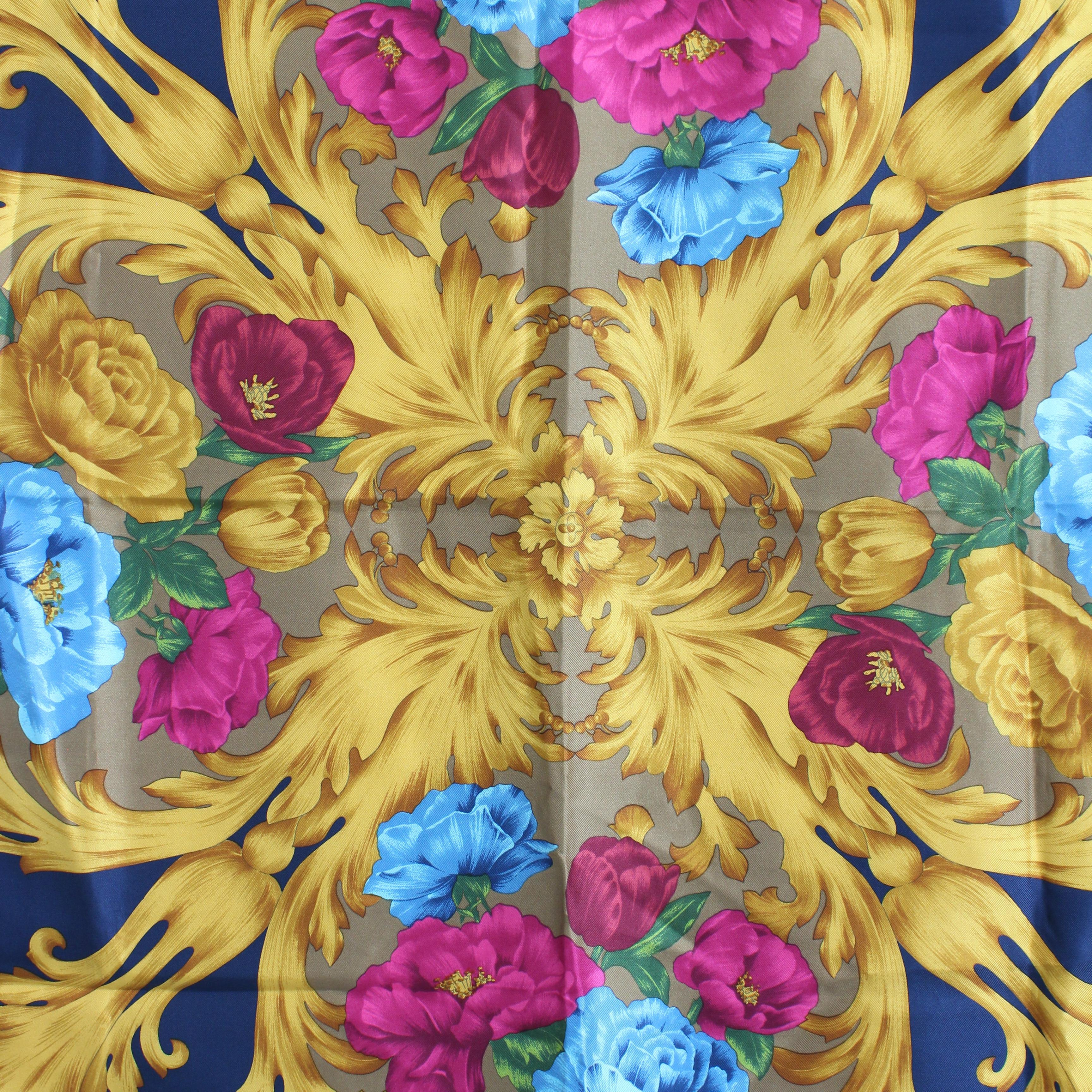 Salvatore Ferragamo - Châle large en soie à imprimé floral baroque, 35 pouces vintage Bon état - En vente à Port Saint Lucie, FL