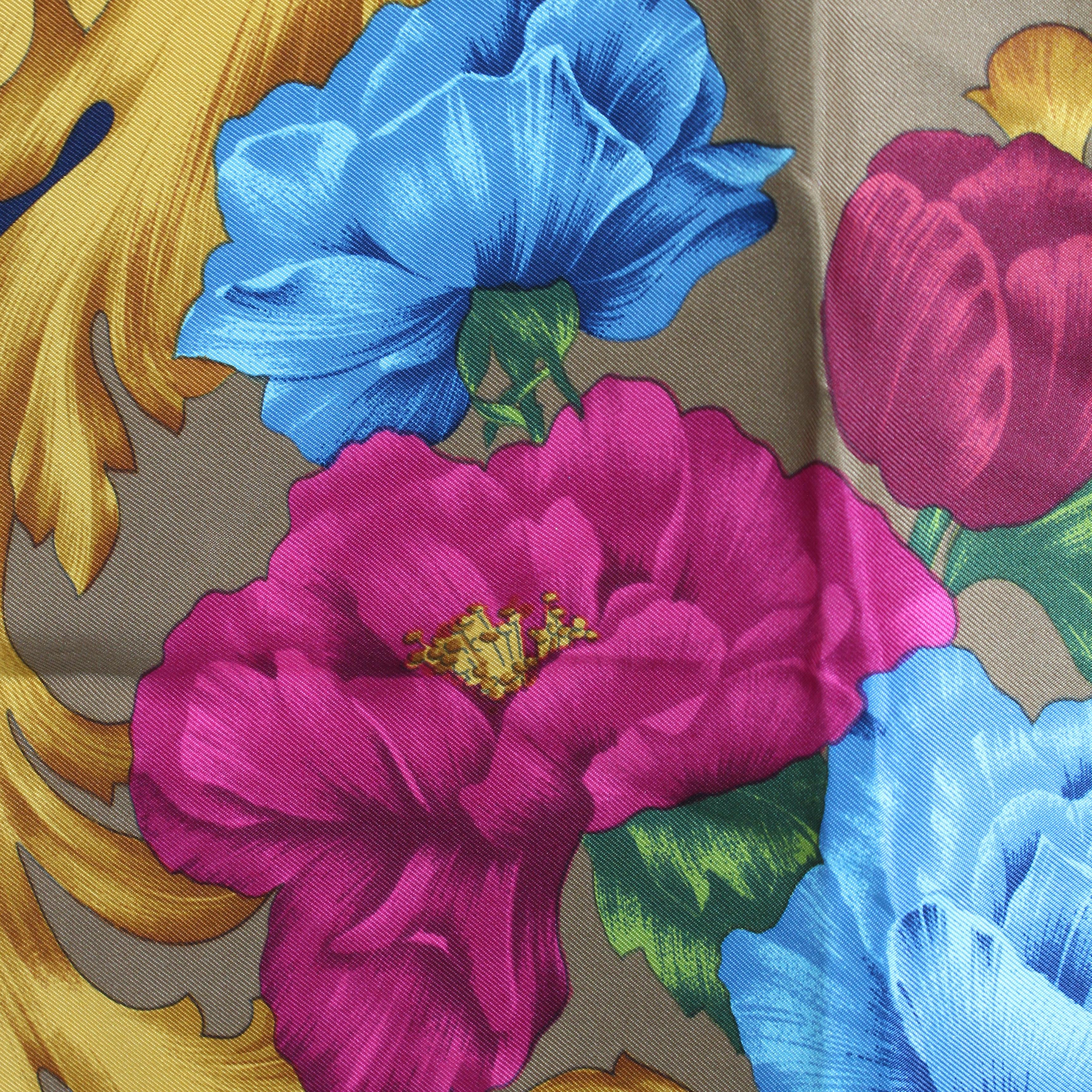 Salvatore Ferragamo - Châle large en soie à imprimé floral baroque, 35 pouces vintage en vente 5