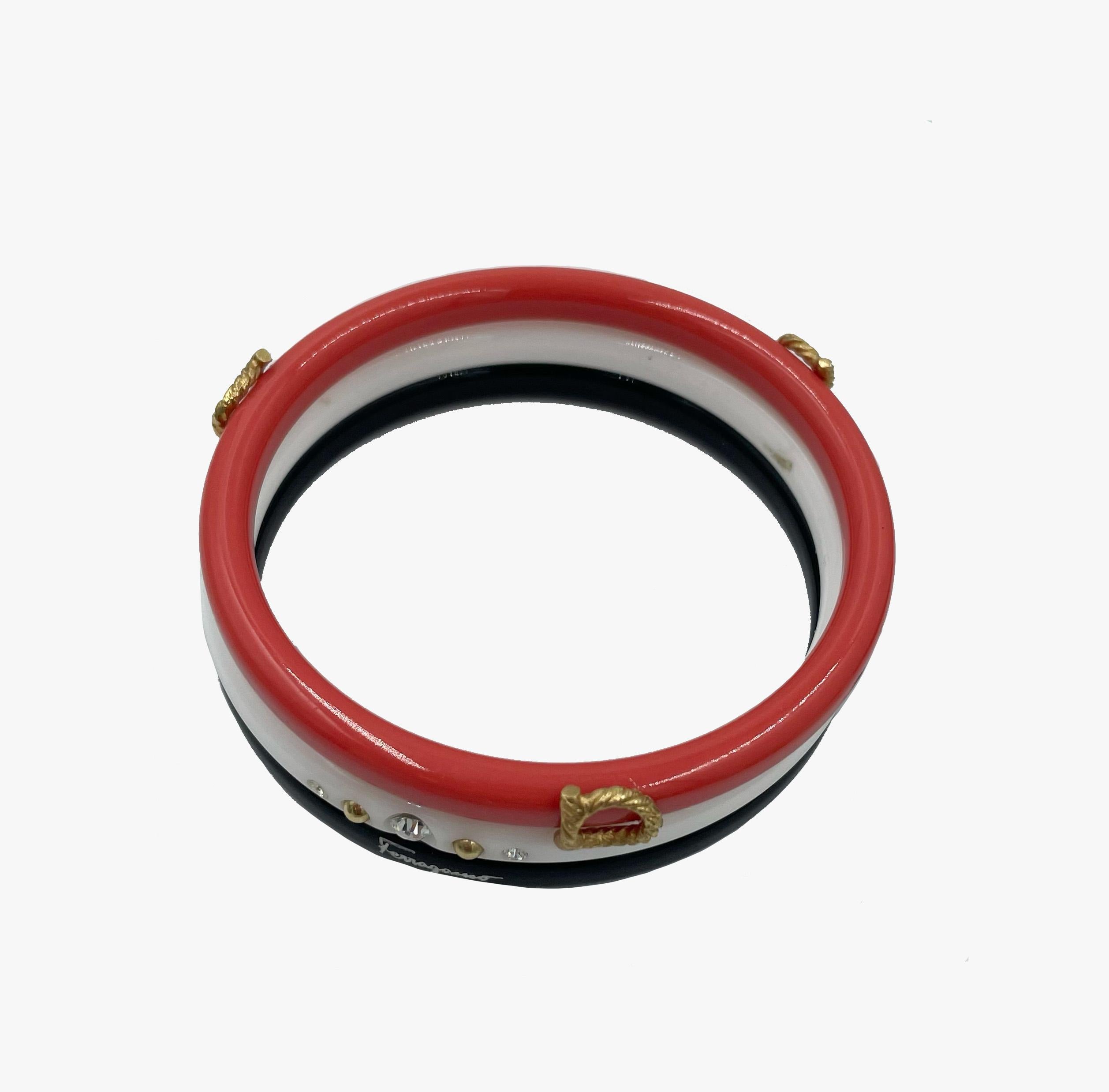 A set of three bracelets in black, white and coral colors.

The bracelets are decorated with rhinestones, a gold logo and an inscription with the brand name.

Hand width  – 6.2 cm

Condition – very good, minor dirt (two spots)

........Additional
