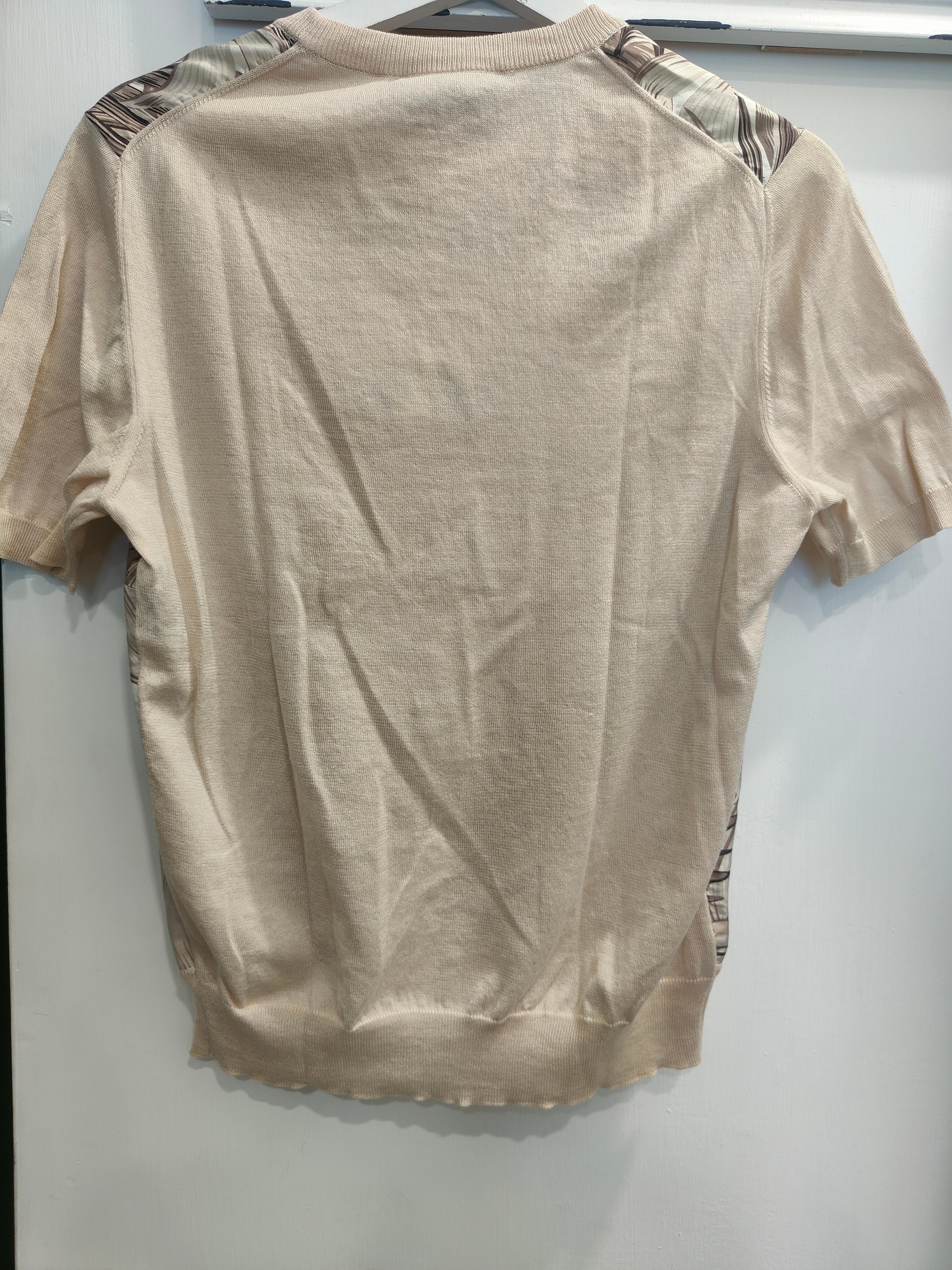 Salvatore Ferragamo silk blouse totally made in Italy in size L
Short sleeves