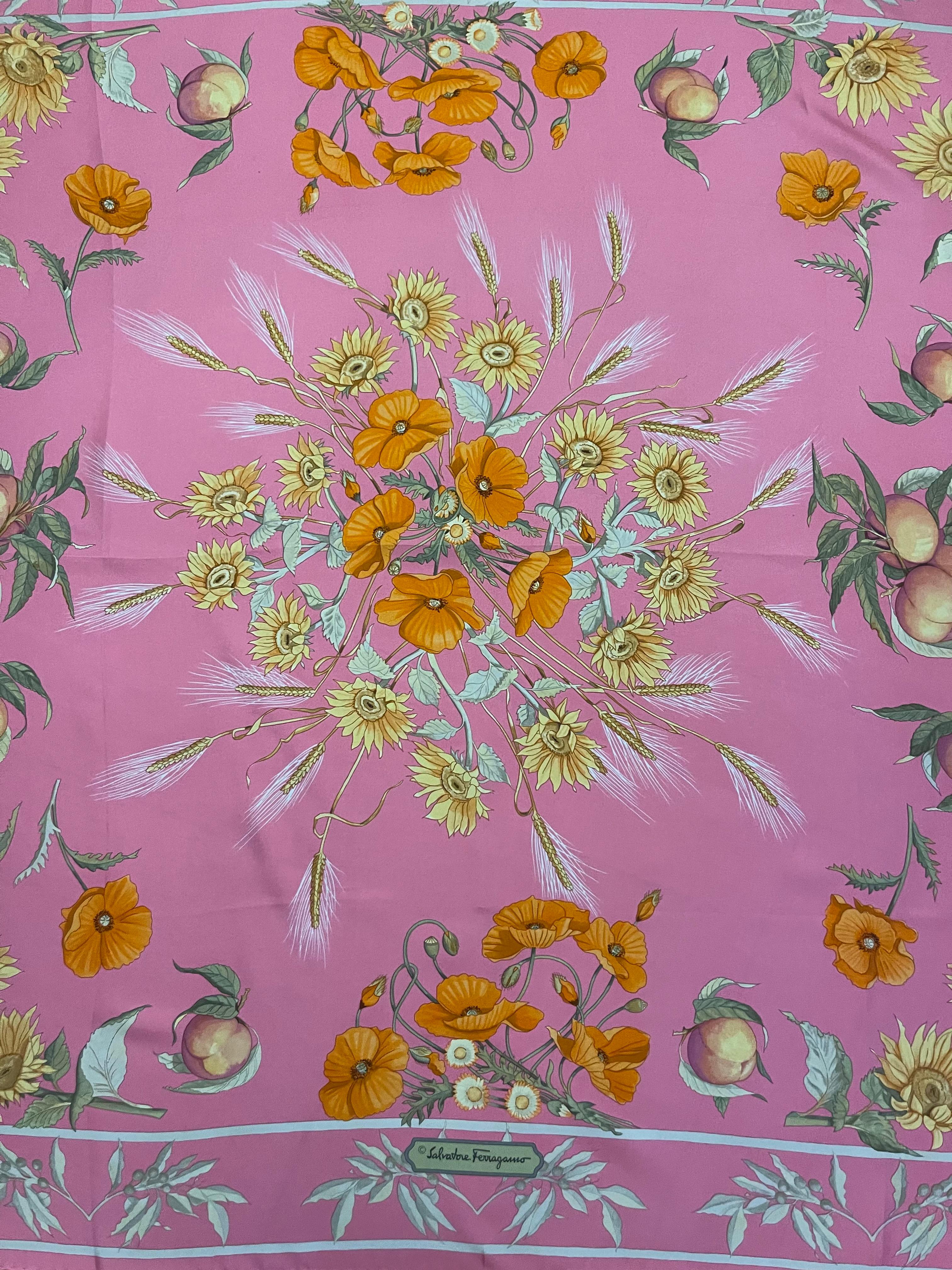 Pañuelo floral de seda Salvatore Ferragamo en Bueno estado para la venta en Palm Beach, FL