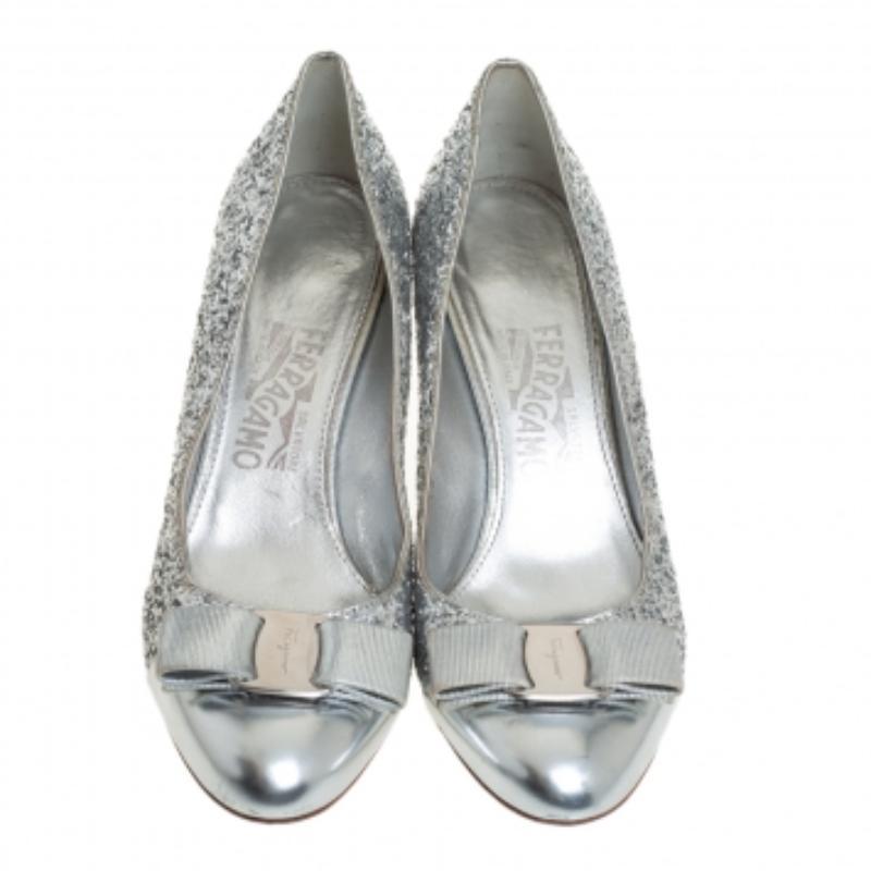 Salvatore Ferragamo Silver Glitter Vara Bow Pumps Size 38.5 In Good Condition For Sale In Dubai, Al Qouz 2