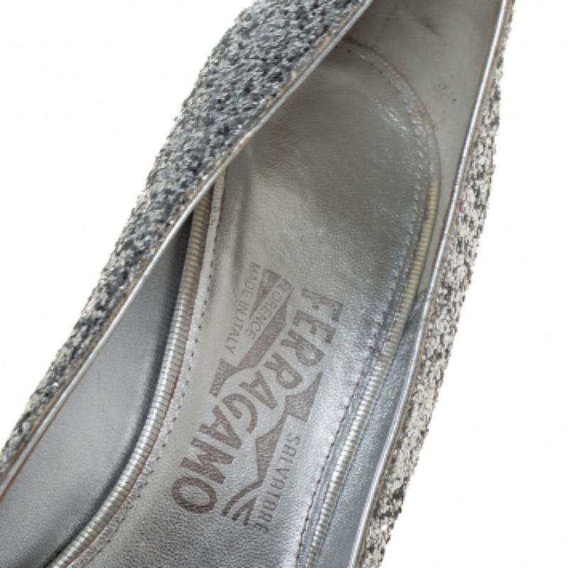 Salvatore Ferragamo Silver Glitter Vara Bow Pumps Size 38.5 For Sale 1