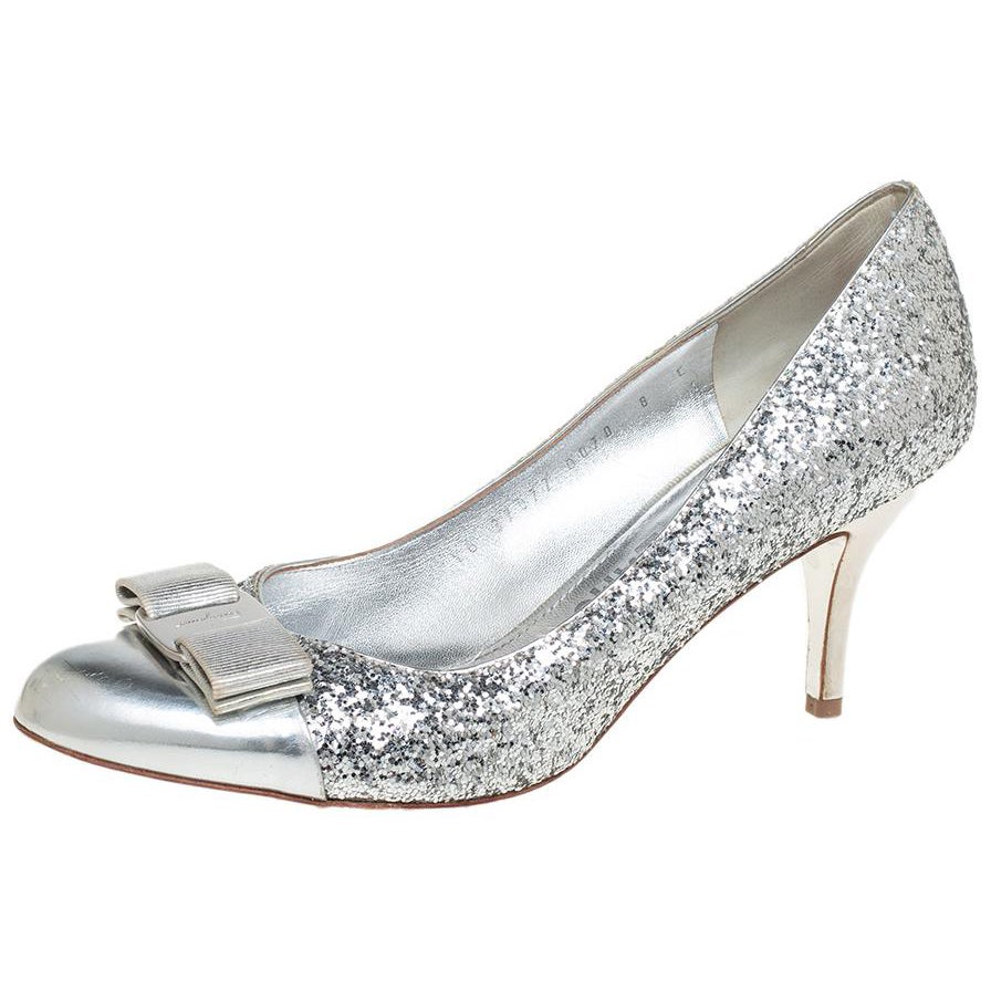 Salvatore Ferragamo Silver Glitter Vara Bow Pumps Size 38.5 For Sale