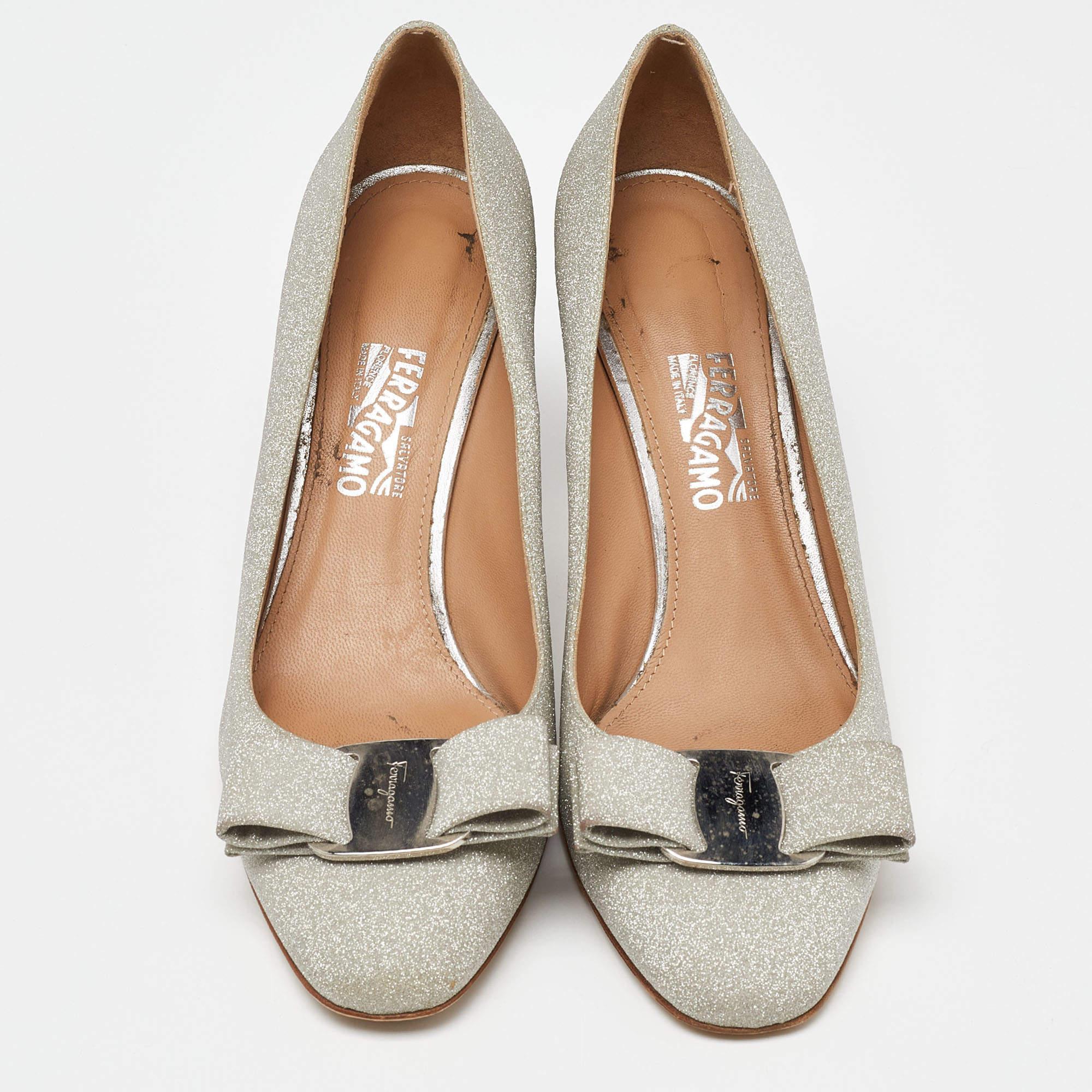 Salvatore Ferragamo Silver Glitter Vara BowRound Toe Pumps Size 40 In Good Condition For Sale In Dubai, Al Qouz 2