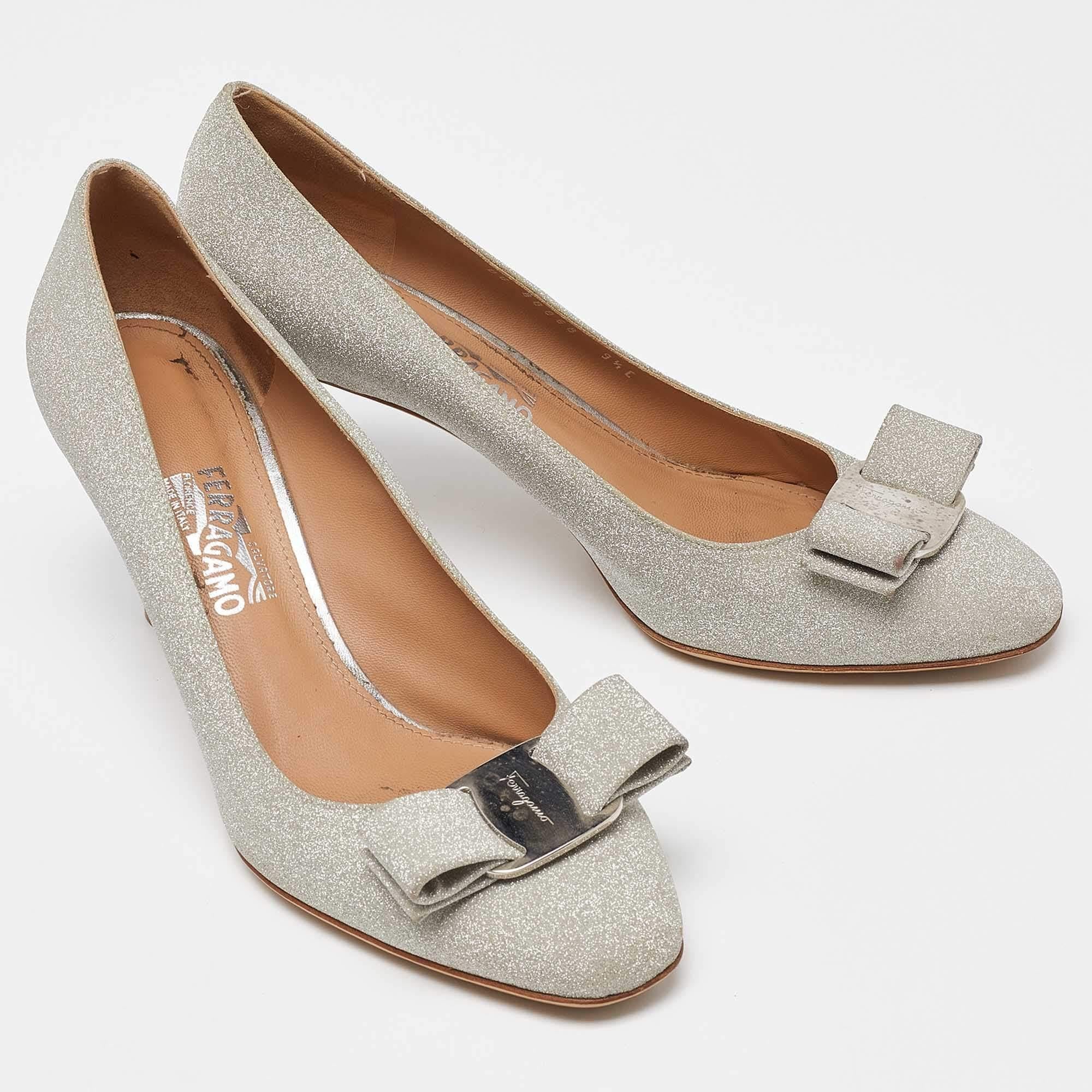 Women's Salvatore Ferragamo Silver Glitter Vara BowRound Toe Pumps Size 40 For Sale