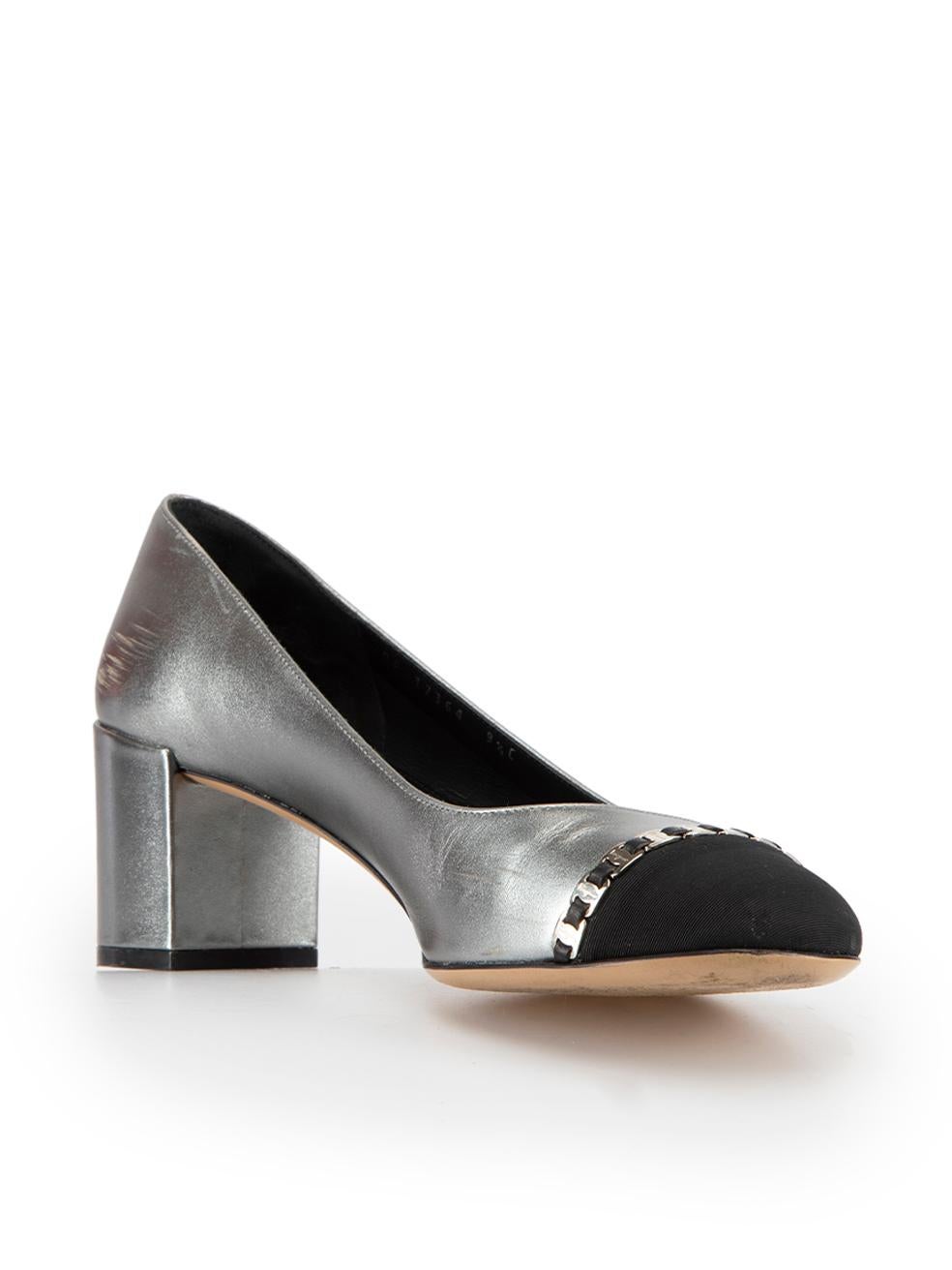 L'ÉTAT est bon. L'usure générale des chaussures est évidente. Signes d'usure modérés sur les deux talons avec des rayures et des éraflures sur cet article de revente de designer Salvatore Ferragamo d'occasion. Ces chaussures sont accompagnées de