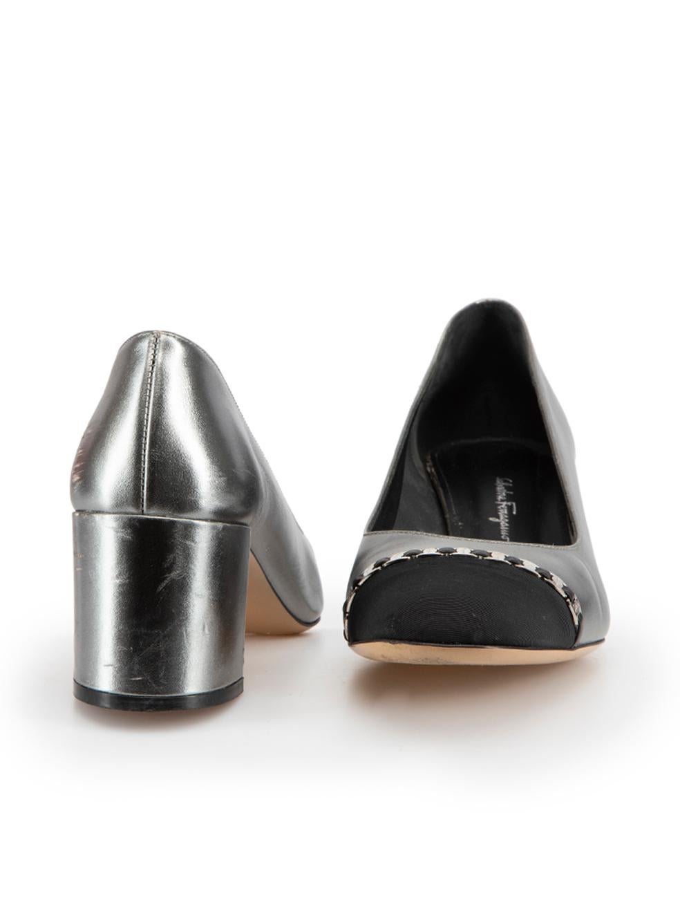 Noir Salvatore Ferragamo - Escarpins d'appoint en cuir argenté avec chaîne, taille US 9,5 en vente