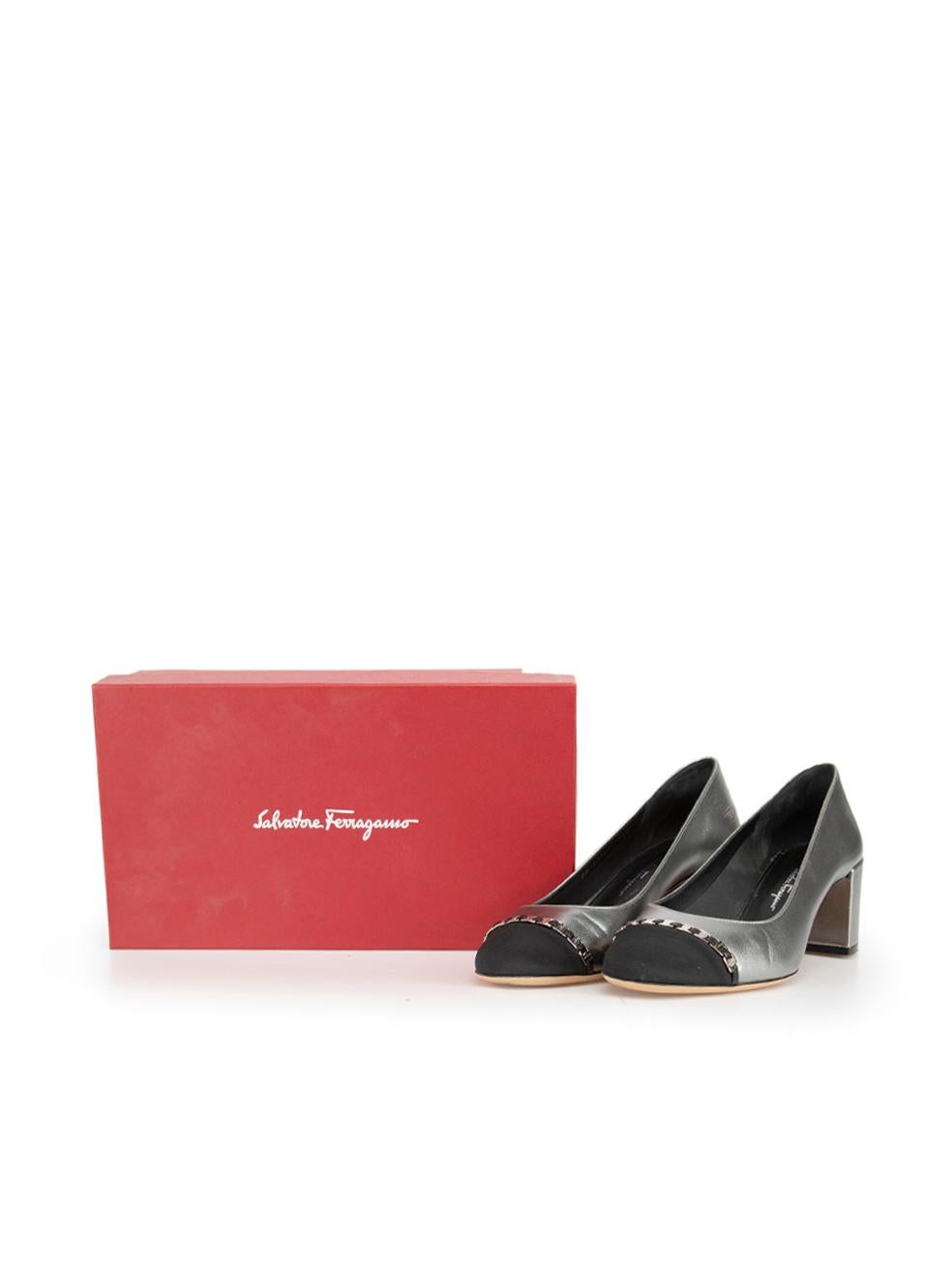 Salvatore Ferragamo - Escarpins d'appoint en cuir argenté avec chaîne, taille US 9,5 Pour femmes en vente
