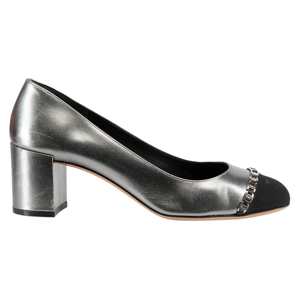 Salvatore Ferragamo - Escarpins d'appoint en cuir argenté avec chaîne, taille US 9,5