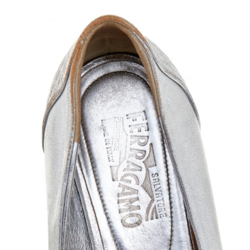 Salvatore Ferragamo Ballerine Vara Bow in pelle argento 37,5 In condizioni discrete a Dubai, Al Qouz 2