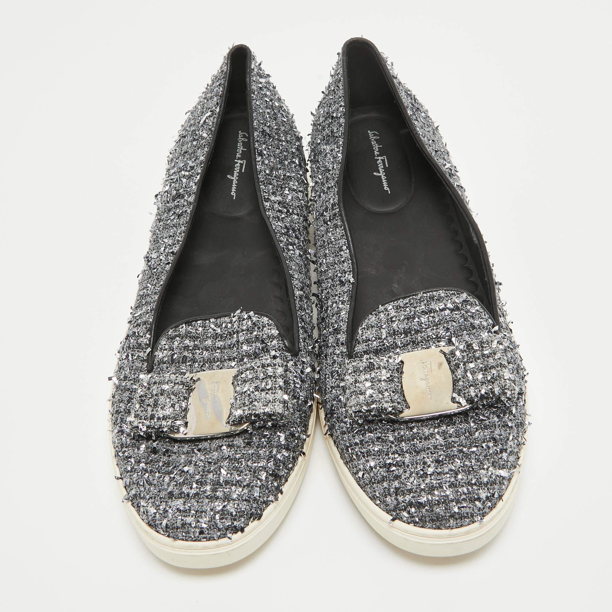 Salvatore Ferragamo Silver Tweed Bow Slip On Sneakers Size 41.5 In Good Condition For Sale In Dubai, Al Qouz 2